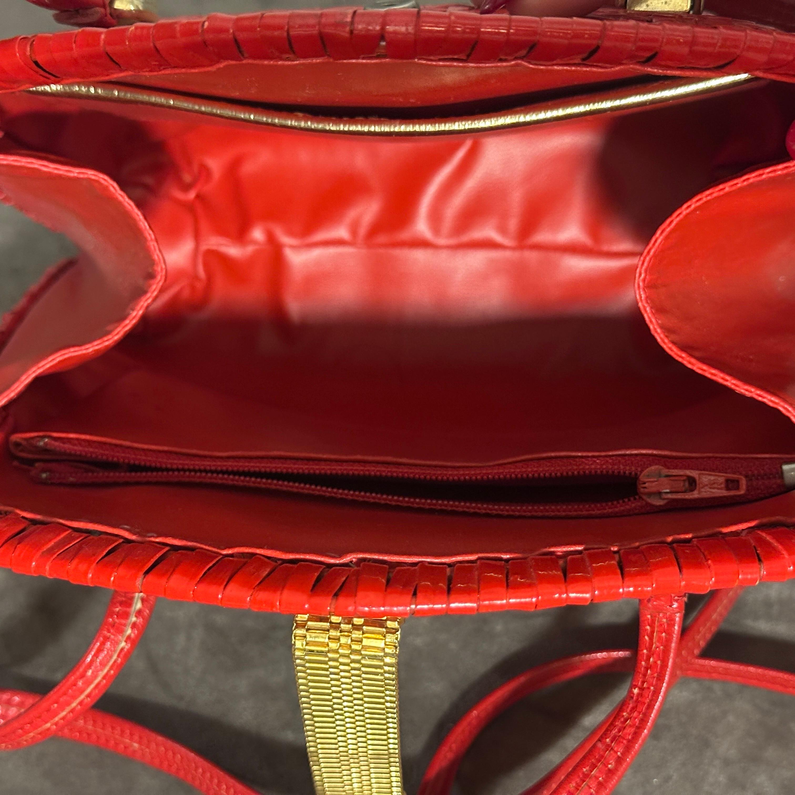 Women's A Lovely Vintage 1960s Red Wicker Italian Crossbody Bag For Sale