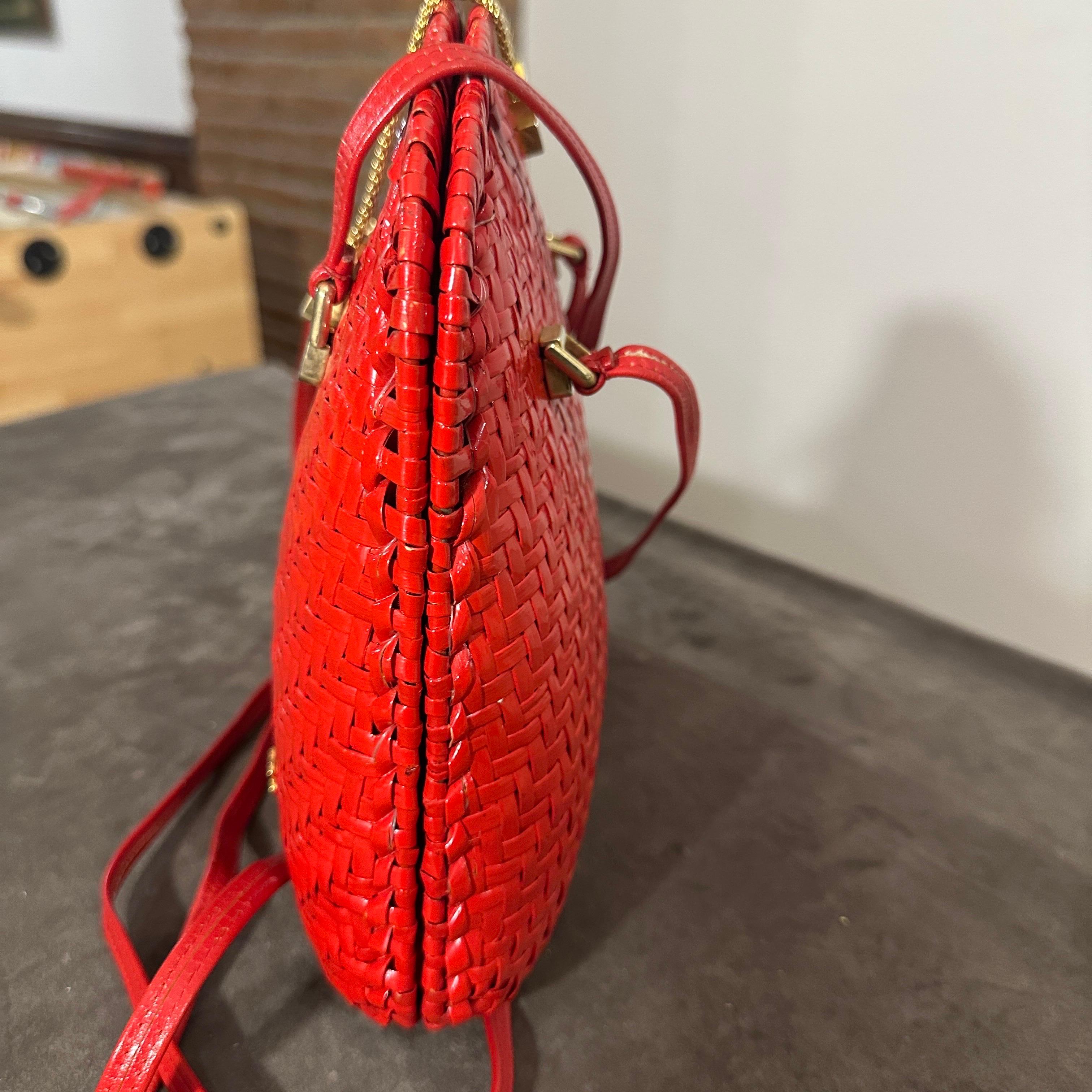 A Lovely Vintage 1960s Red Wicker Italian Crossbody Bag For Sale 2