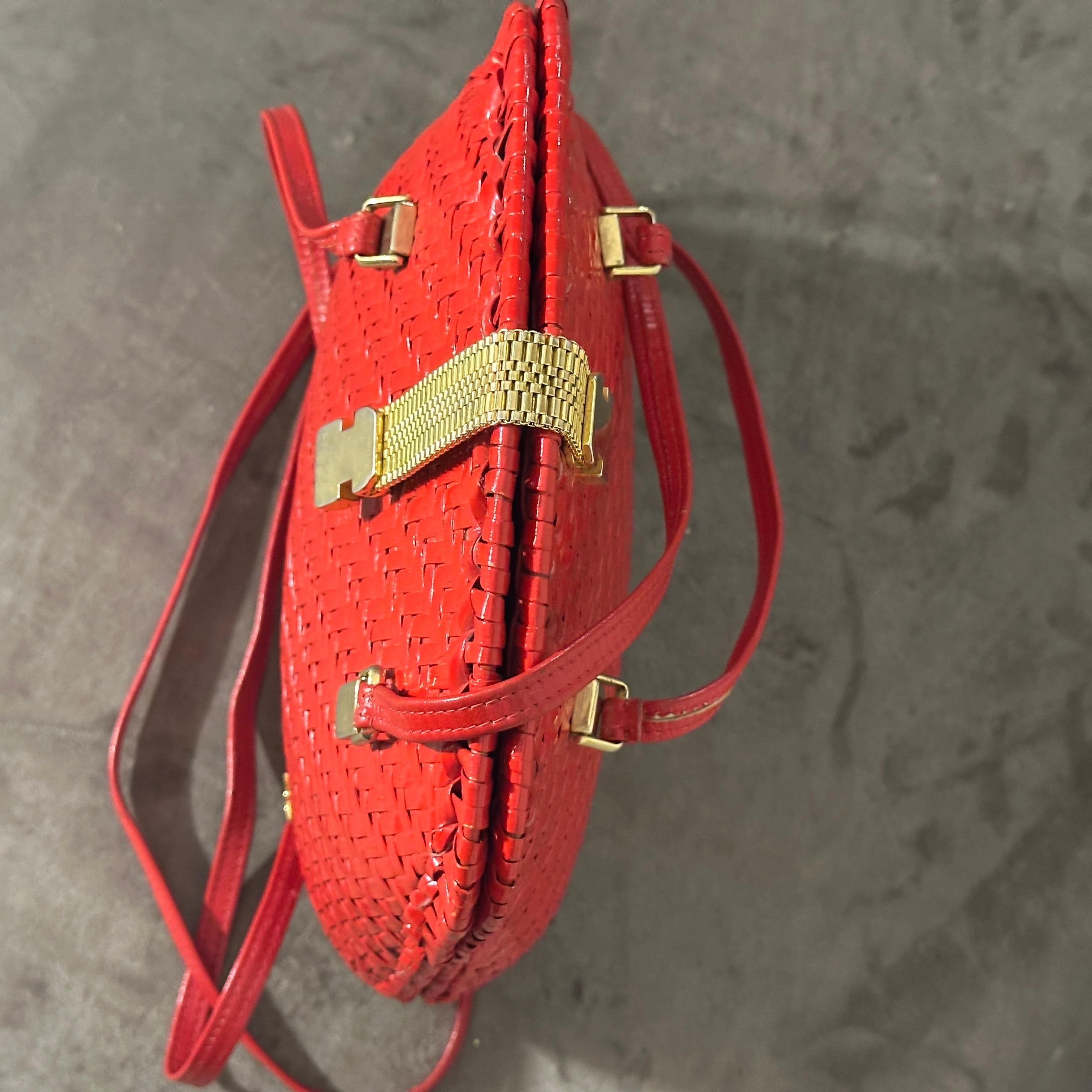 A Lovely Vintage 1960s Red Wicker Italian Crossbody Bag For Sale 3