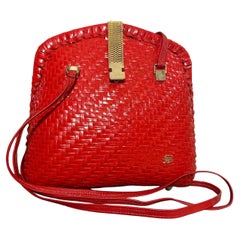 Un'incantevole borsa a tracolla italiana in vimini rossa vintage degli anni '60