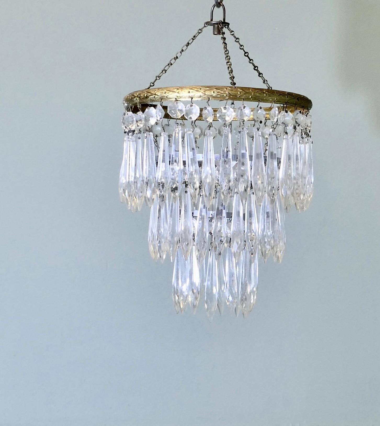 Un incantevole lampadario di cristallo a 3 livelli a cascata

Questo incantevole lampadario a sospensione a cascata non è un apparecchio di illuminazione, non deve essere cablato e si appende al soffitto sopra il pendente esistente, ma può essere