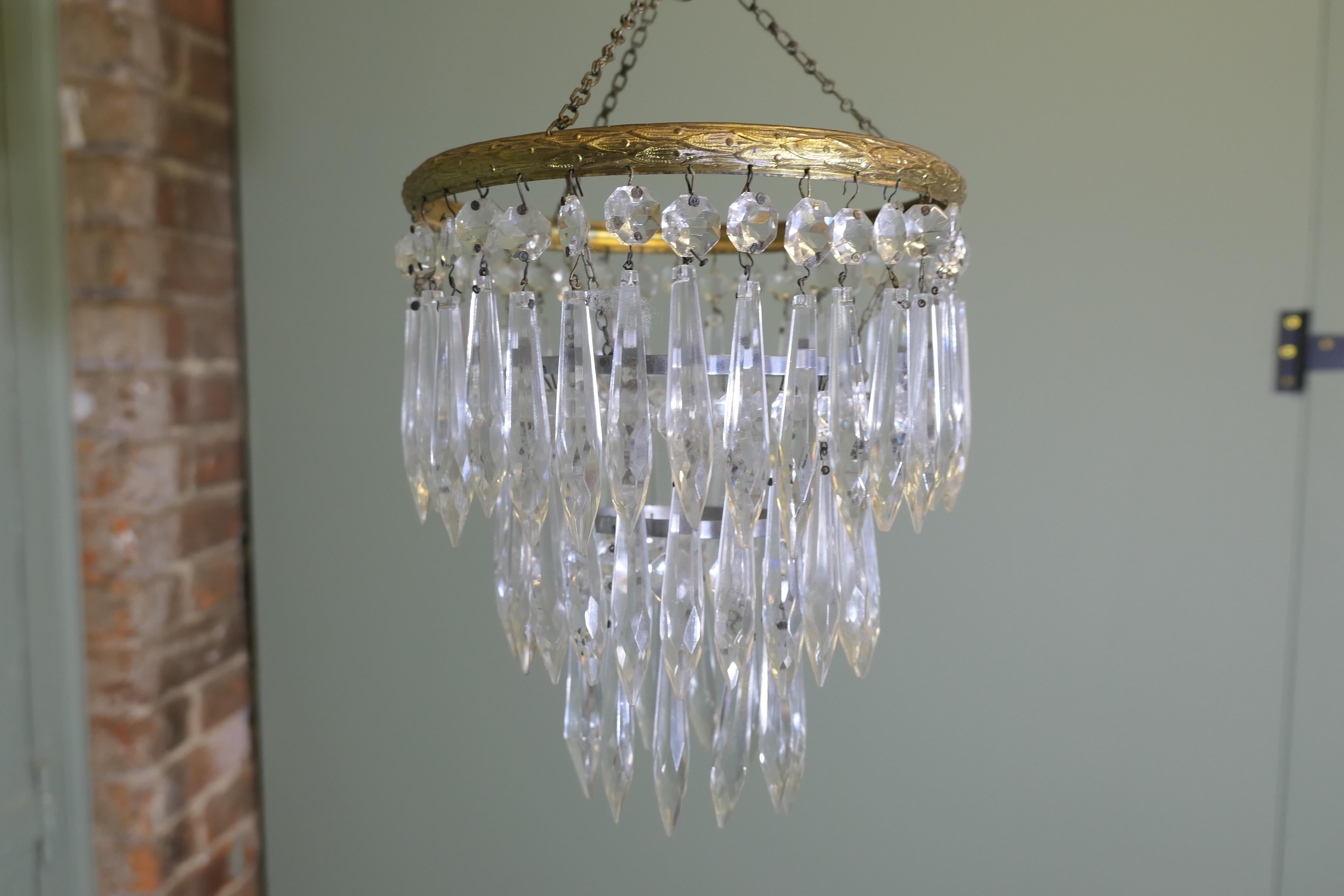 Stile Adam Un incantevole lampadario di cristallo a 3 livelli a cascata  Questa incantevole penna a cascata a più livelli in vendita
