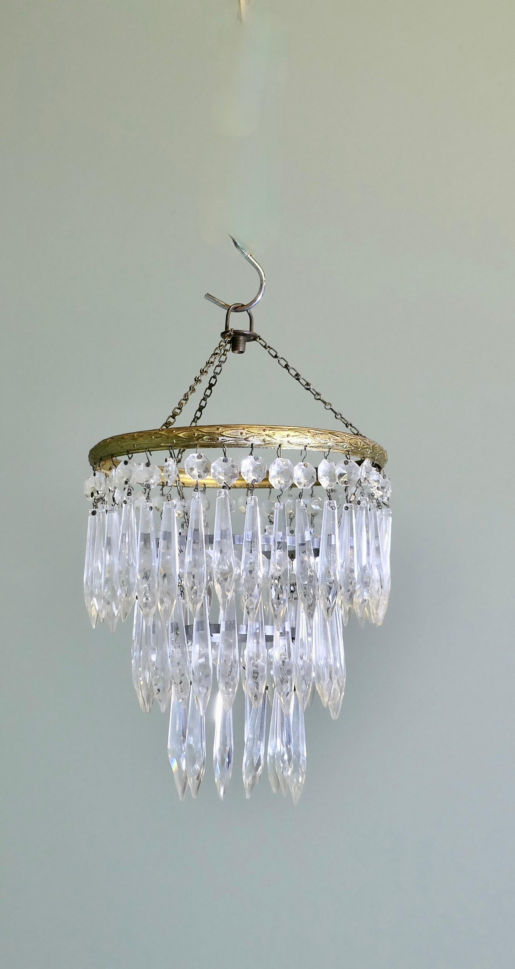 Un incantevole lampadario di cristallo a 3 livelli a cascata  Questa incantevole penna a cascata a più livelli In condizioni buone in vendita a Godshill, Isle of Wight