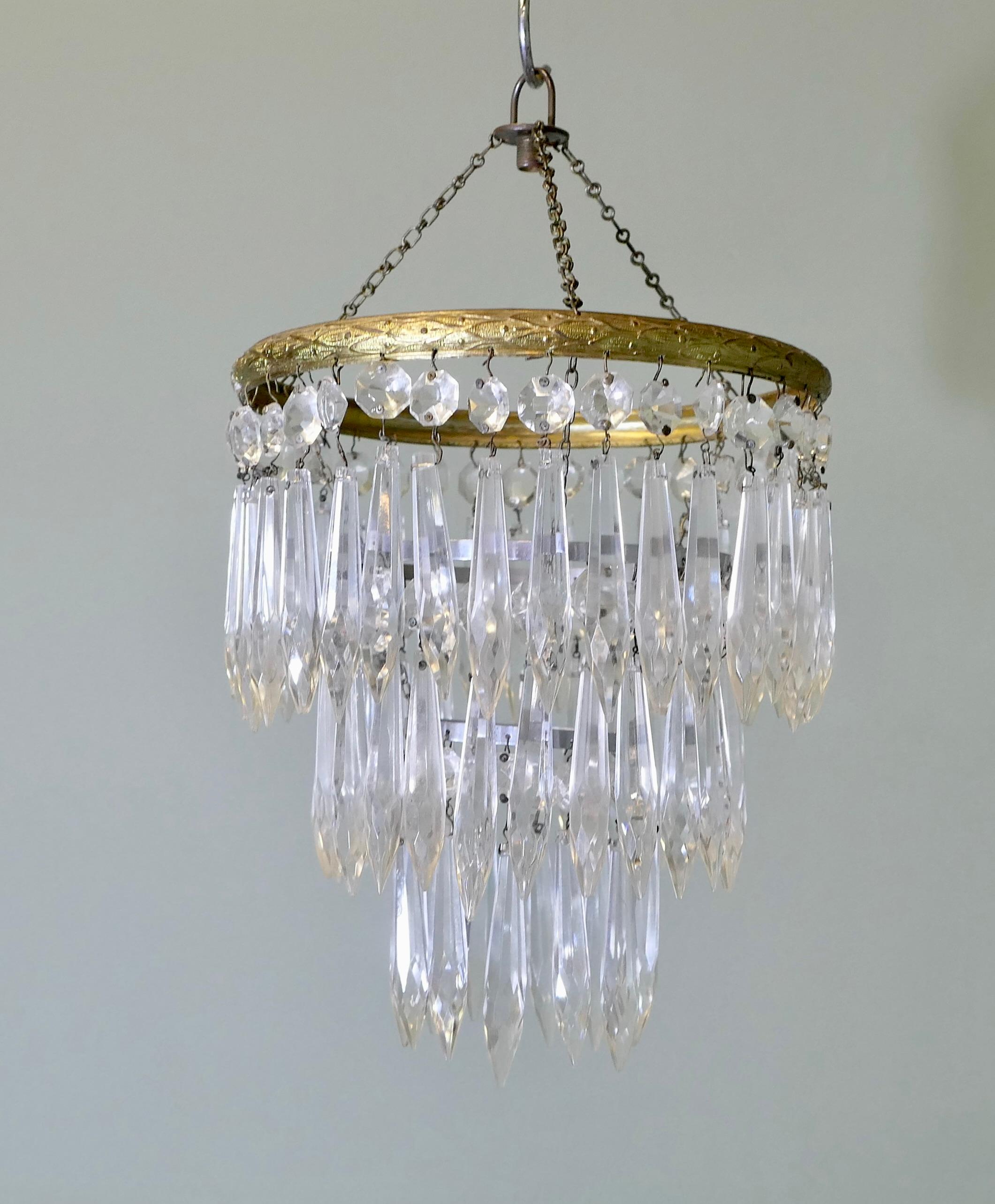 Metà XX secolo Un incantevole lampadario di cristallo a 3 livelli a cascata  Questa incantevole penna a cascata a più livelli in vendita