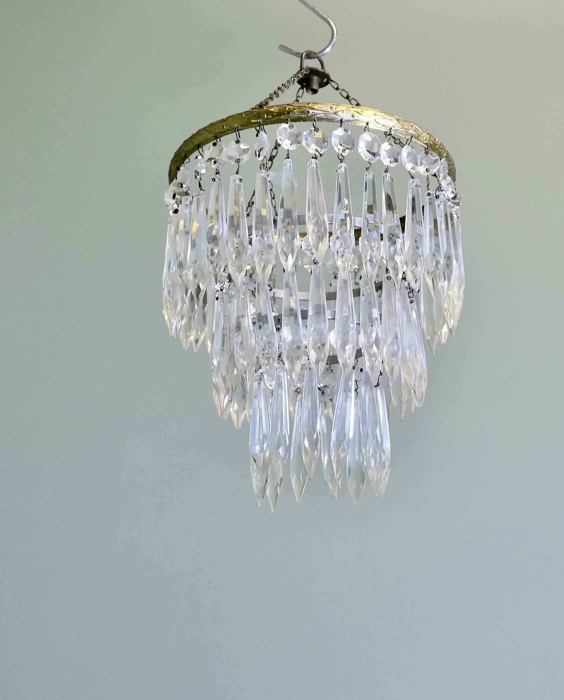 Cristallo Un incantevole lampadario di cristallo a 3 livelli a cascata  Questa incantevole penna a cascata a più livelli in vendita