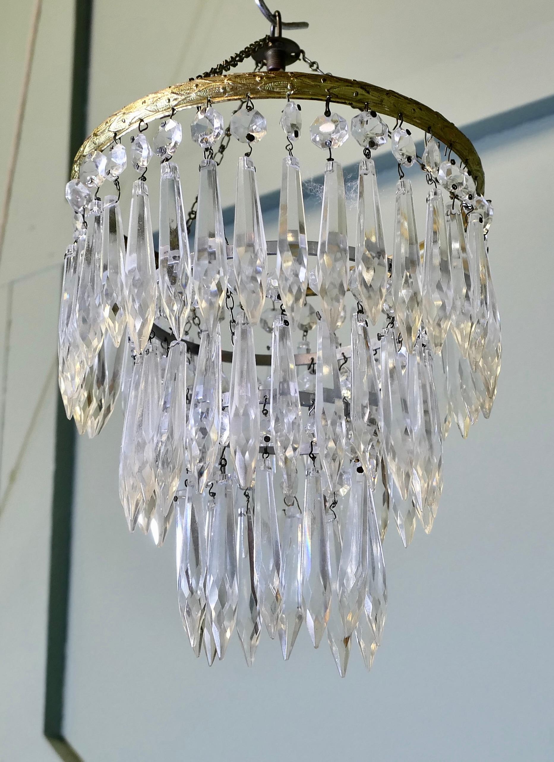 Un incantevole lampadario di cristallo a 3 livelli a cascata  Questa incantevole penna a cascata a più livelli in vendita 1