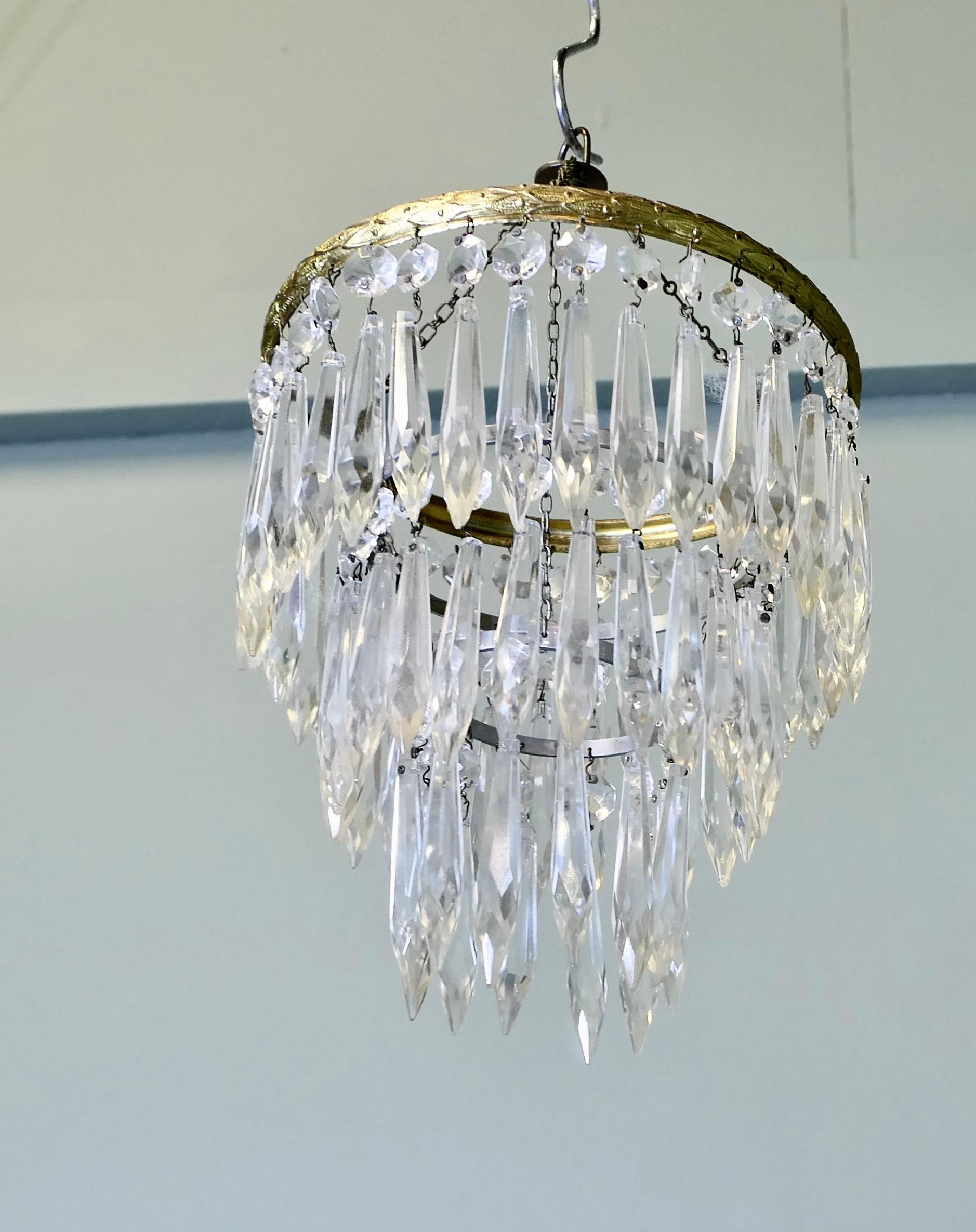 Un incantevole lampadario di cristallo a 3 livelli a cascata  Questa incantevole penna a cascata a più livelli in vendita 2