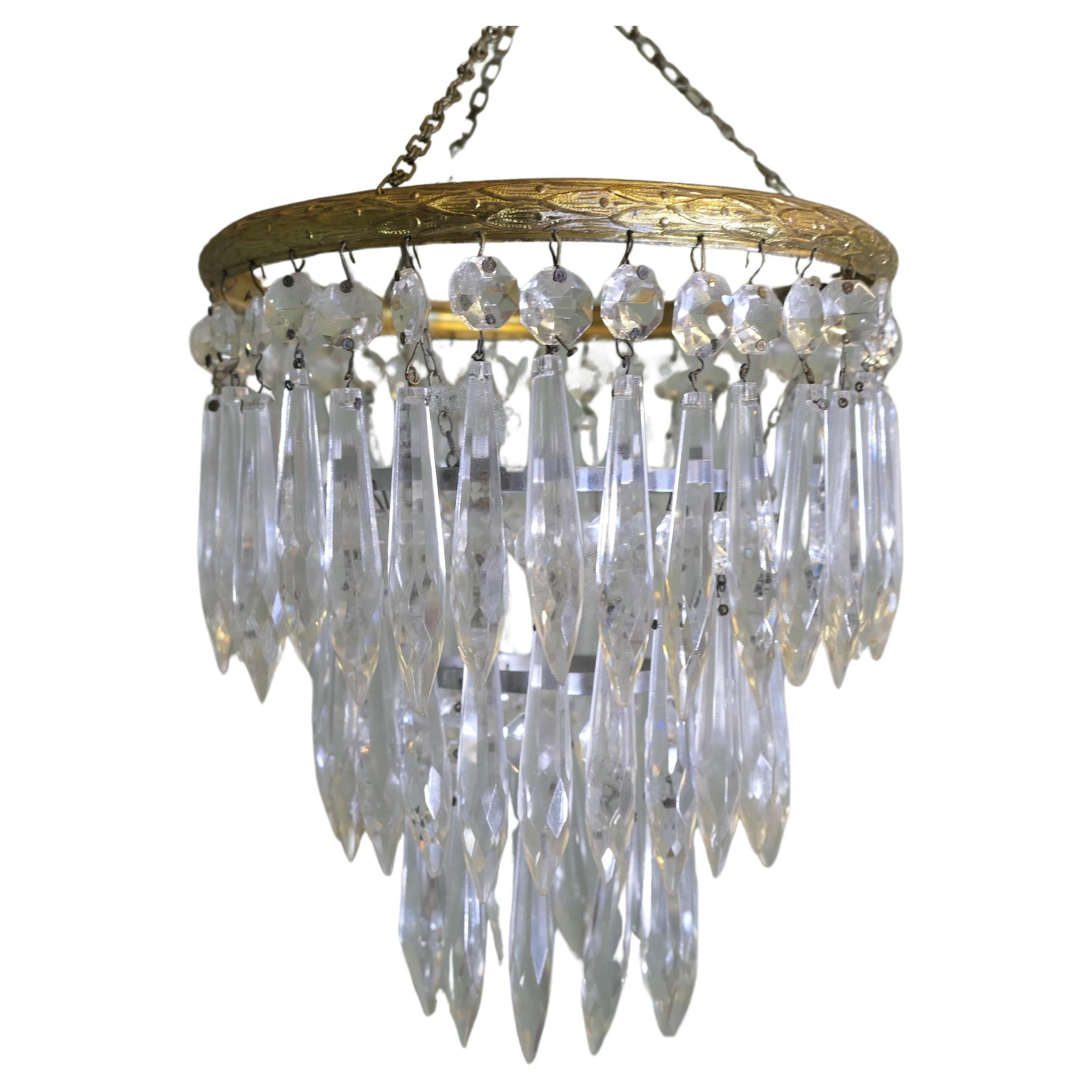 Un incantevole lampadario di cristallo a 3 livelli a cascata  Questa incantevole penna a cascata a più livelli in vendita