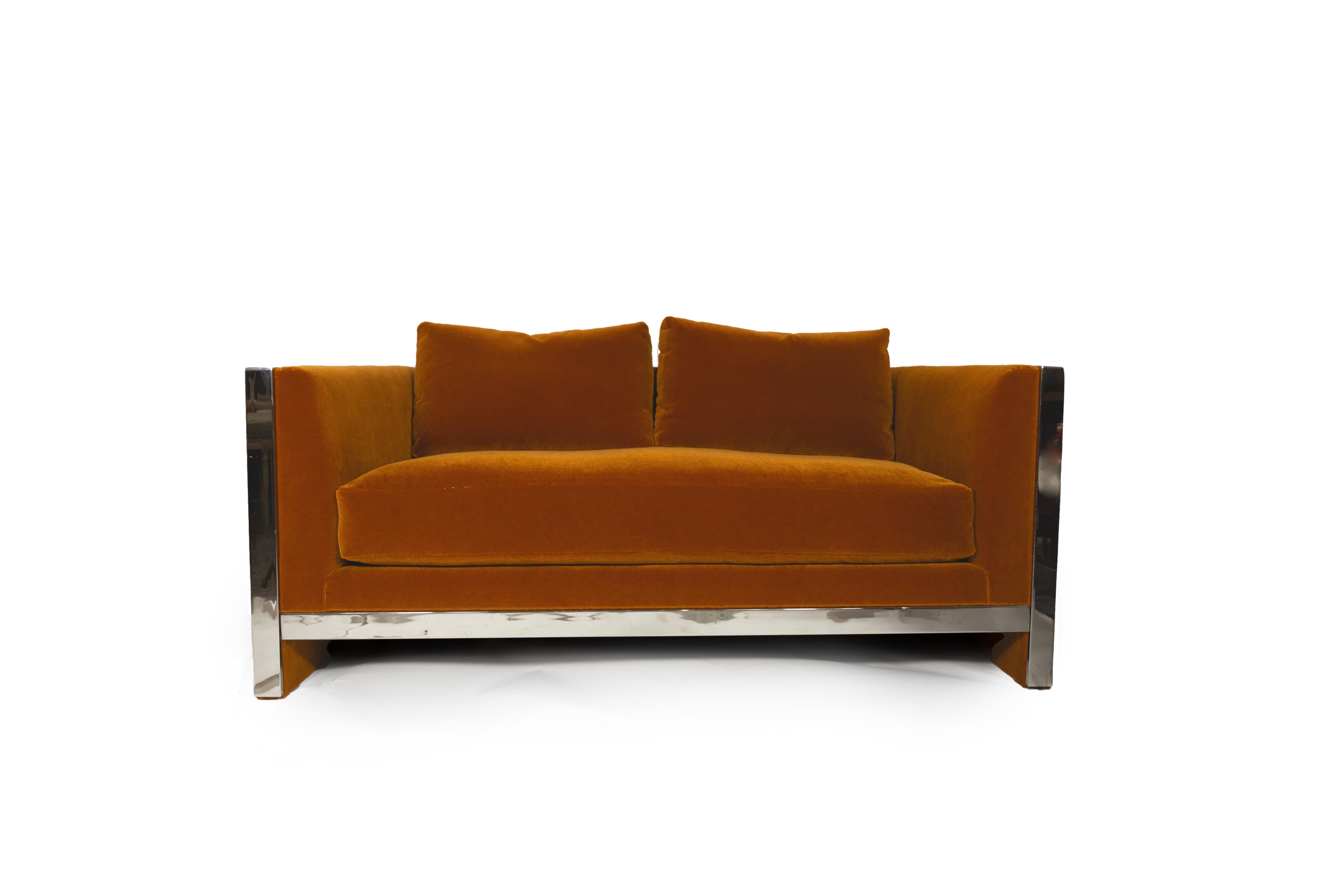 Une causeuse au design contemporain de Milo Baughman (1923 - 2003). Avec dossier entièrement rembourré, un seul coussin d'assise libre et deux coussins de dossier libres. Le cadre rectangulaire est doté de panneaux chromés encadrant les bras.