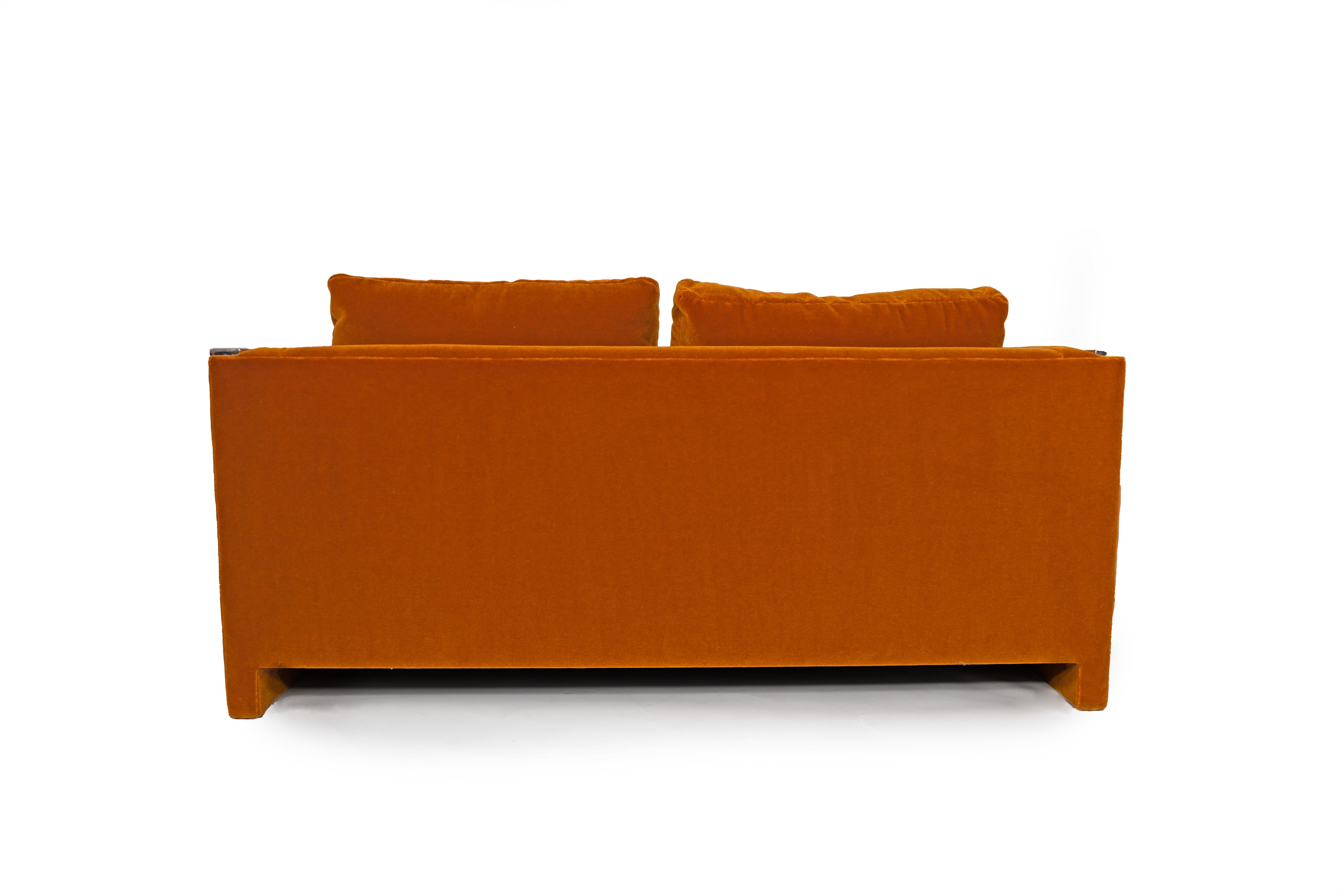 Velours Un Loveseat conçu par Milo Baughman en vente