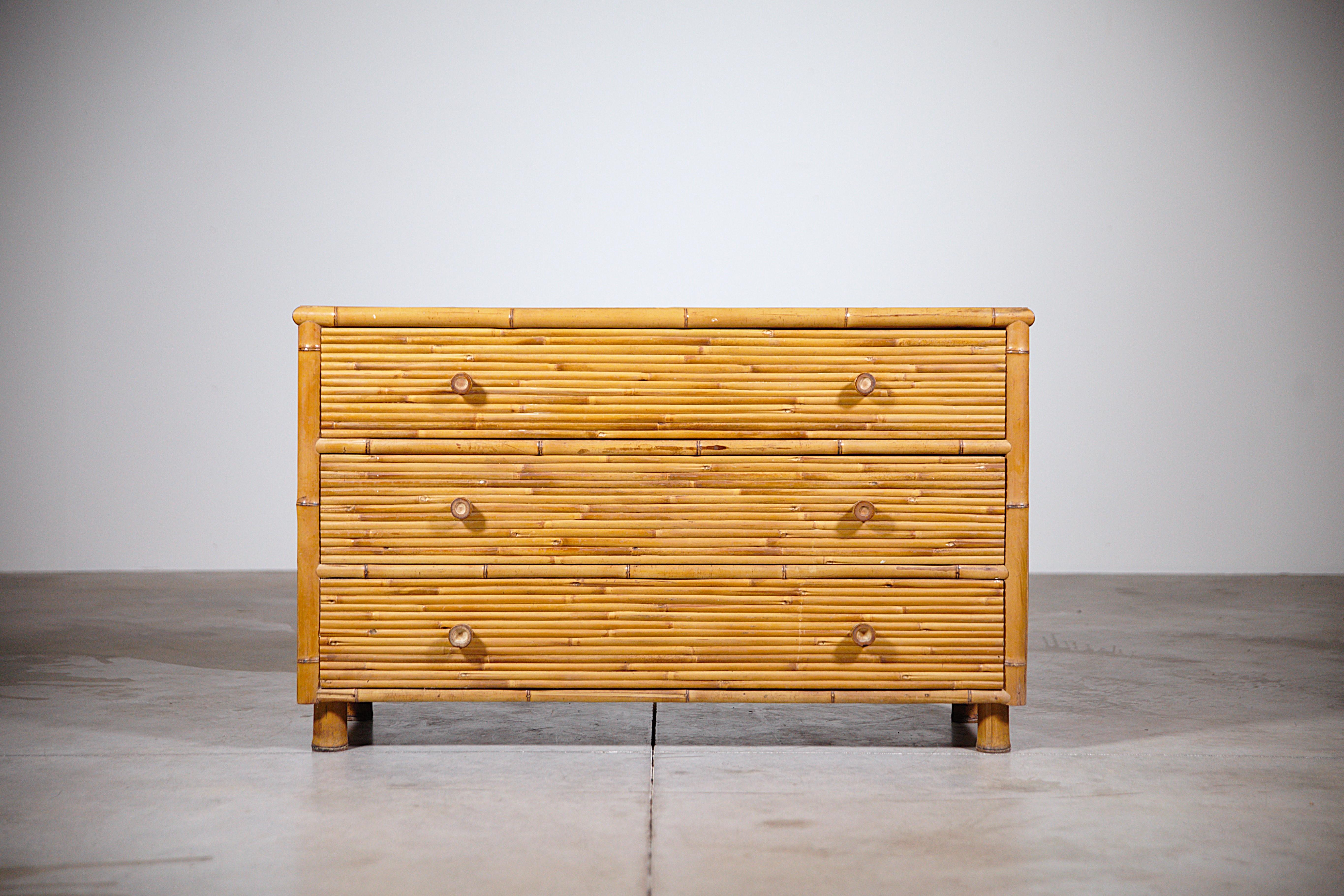 Cassettiera bassa in bambù Francia anni '70

Un lavoro di bambù spaccato splendidamente realizzato.

Struttura in legno massiccio della cassettiera e dei cassetti.

Anche le maniglie dei cassetti e le gambe del comò sono in bambù naturale.

In buone