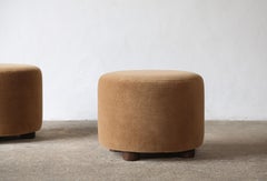 Ein niedriger, runder, maßgeschneiderter 36"-Ottoman / Fußhocker aus reinem goldbraunem Alpaka