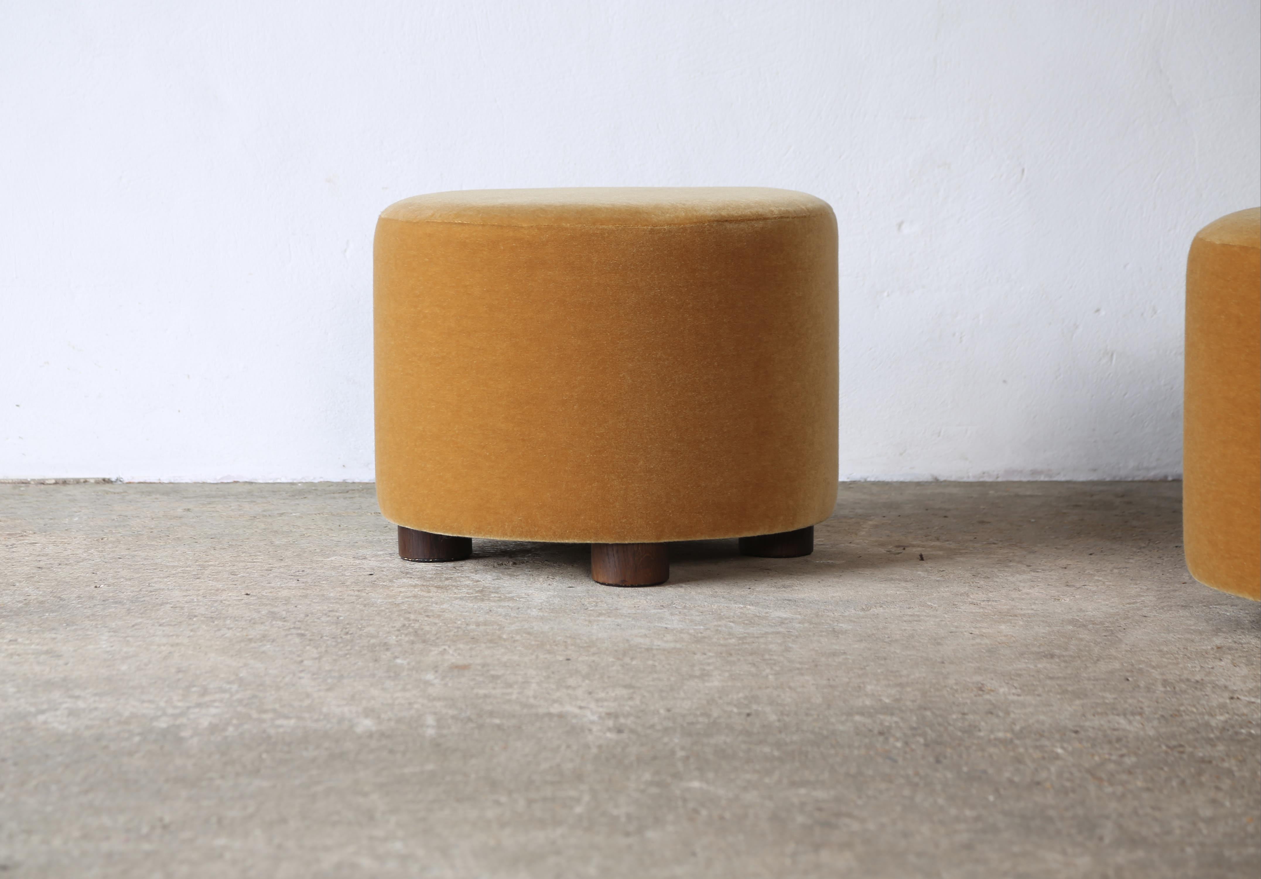 Ein eleganter, moderner, niedriger, runder Hocker.  Handgefertigt in England.  Neu gepolstert mit einem hochwertigen, weichen Mohair-Stoff in reinem Gold und massiven Eichenfüßen.   Maßgeschneiderte Größe und Stoffoptionen sind verfügbar.   Dieses