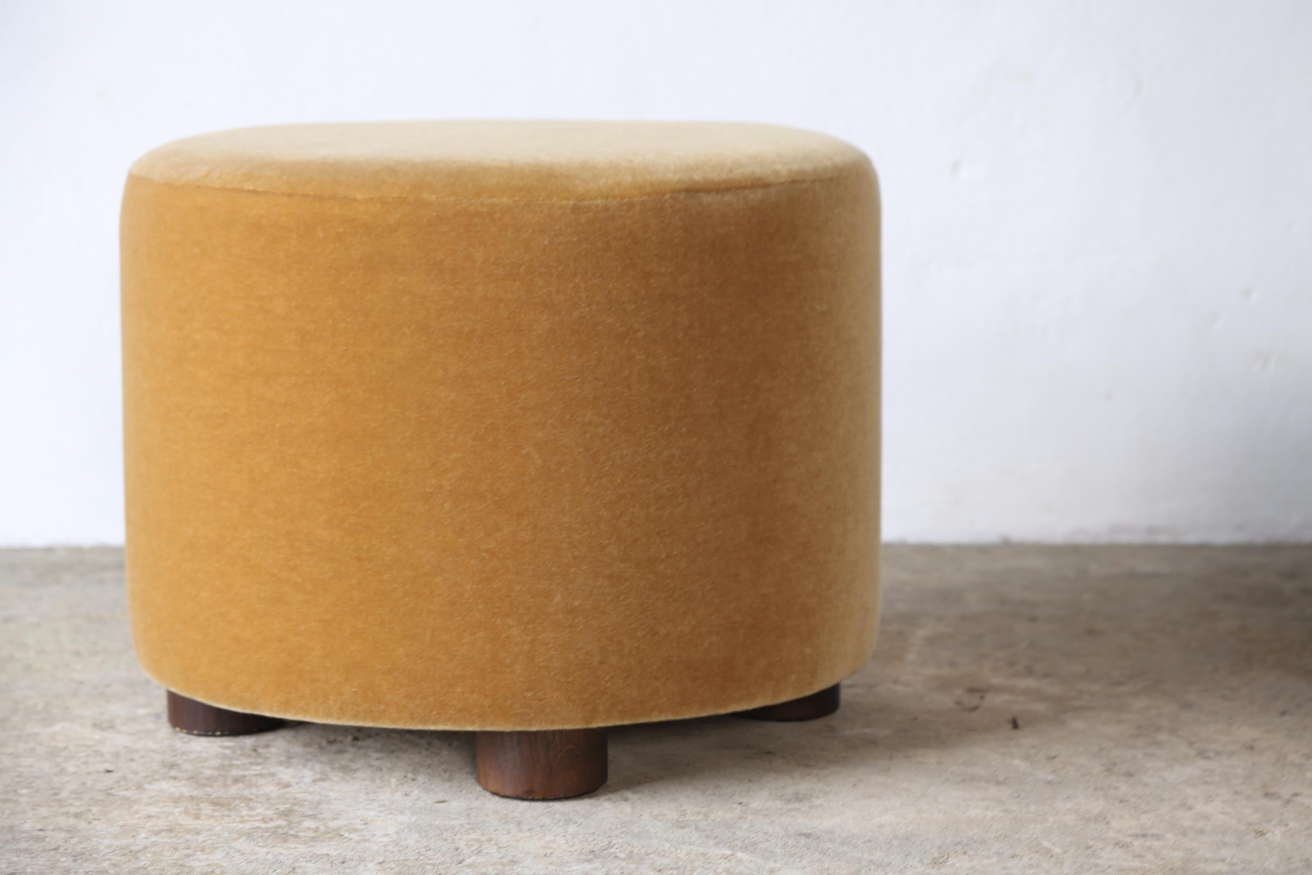 Niedriger runder Ottomane / Fußhocker aus reinem goldenem Mohair (Skandinavische Moderne) im Angebot