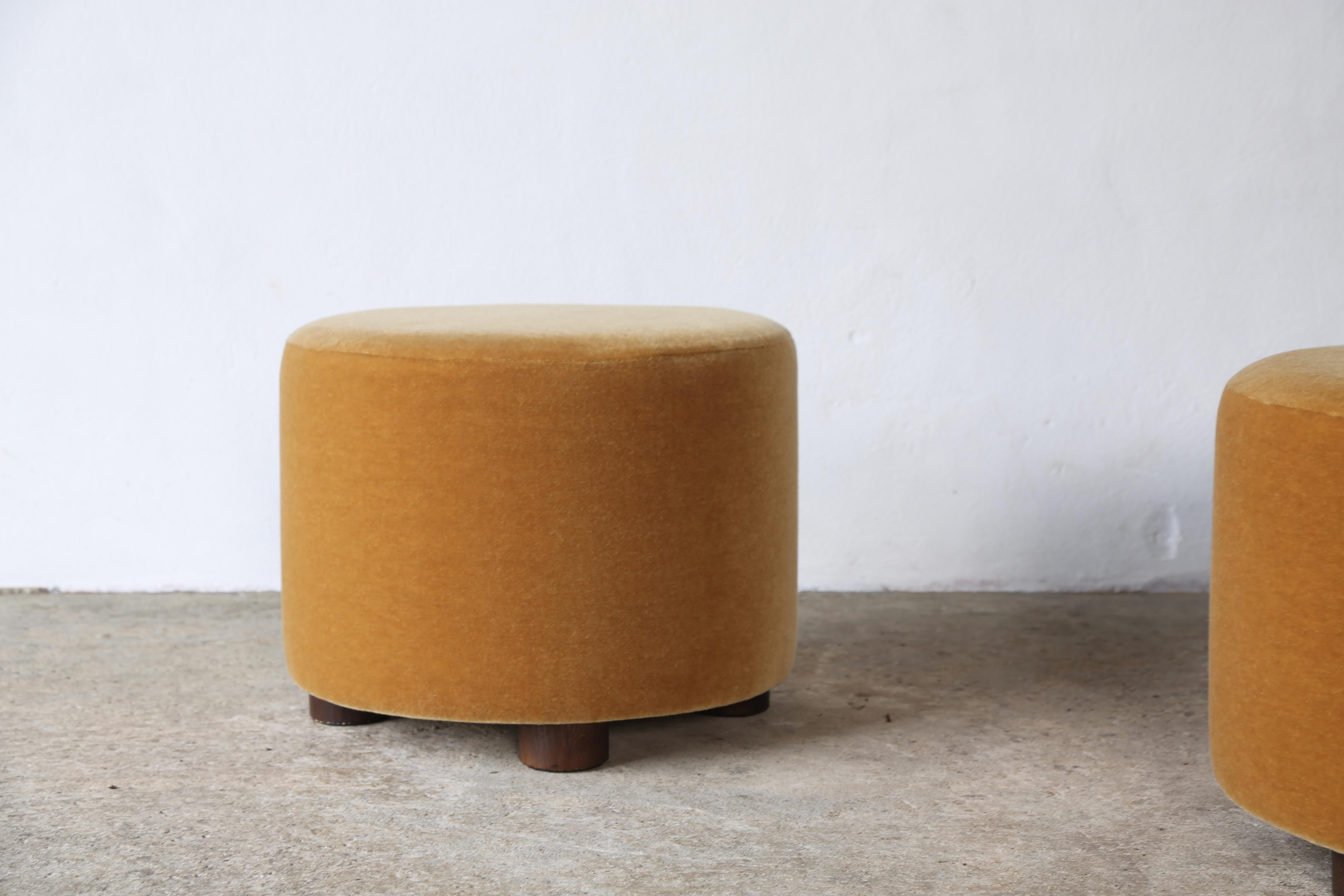 Niedriger runder Ottomane / Fußhocker aus reinem goldenem Mohair (Mohairwolle) im Angebot