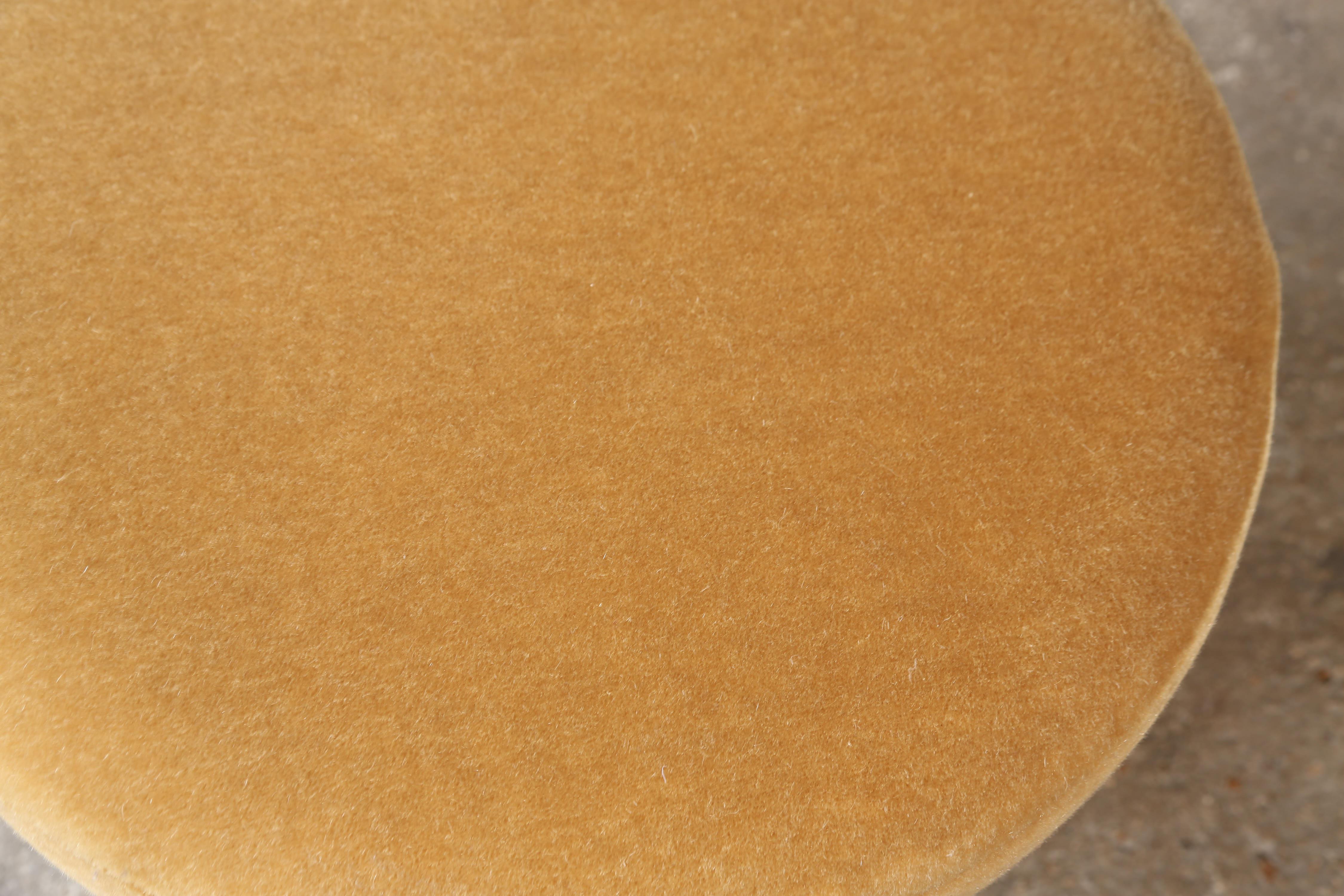 Niedriger runder Ottomane / Fußhocker aus reinem goldenem Mohair im Angebot 1