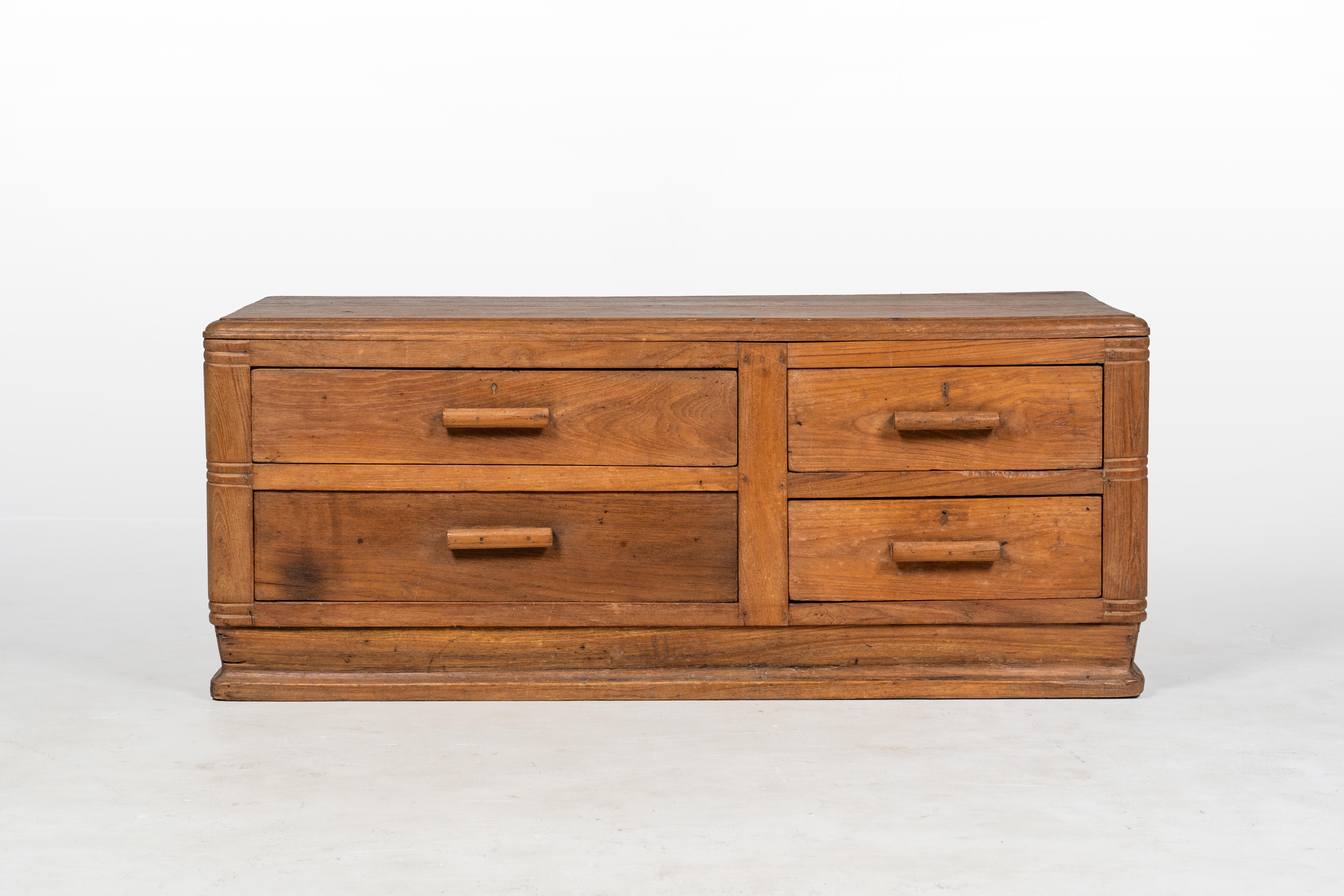 Negli anni '30 e '40 l'Art Déco, con i suoi design moderni e snelli, divenne lo stile di arredamento più popolare e diffuso al mondo. Era particolarmente popolare in India, quando il paese si sviluppò rapidamente e i gusti si allontanarono dal