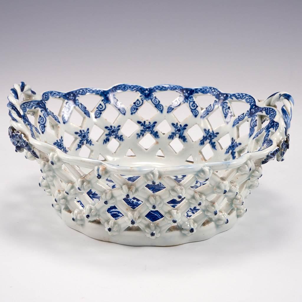 British A Lowestoft Porcelain Basket of Scalloped Oval Form c1790 For Sale