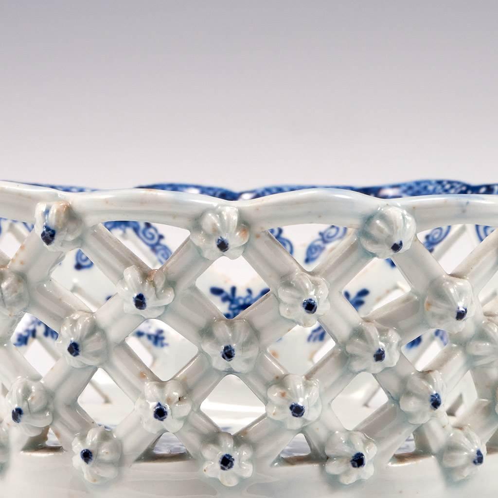 Late 18th Century A Lowestoft Porcelain Basket of Scalloped Oval Form c1790 For Sale
