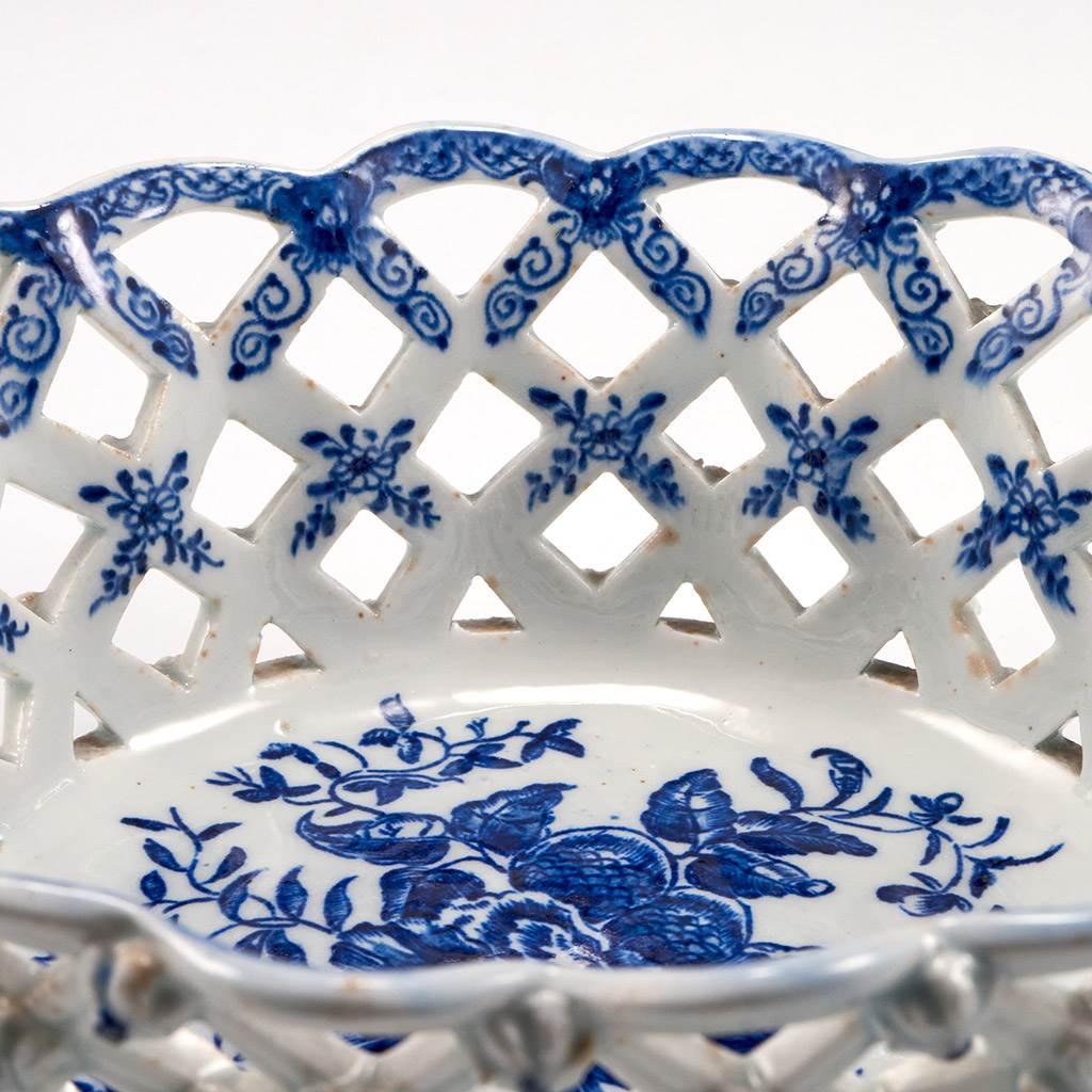 A Lowestoft Porcelain Basket of Scalloped Oval Form c1790 For Sale 1