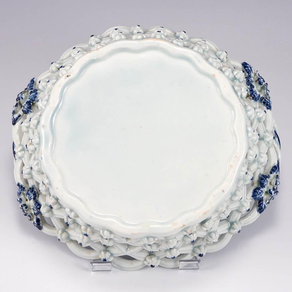 A Lowestoft Porcelain Basket of Scalloped Oval Form c1790 For Sale 2