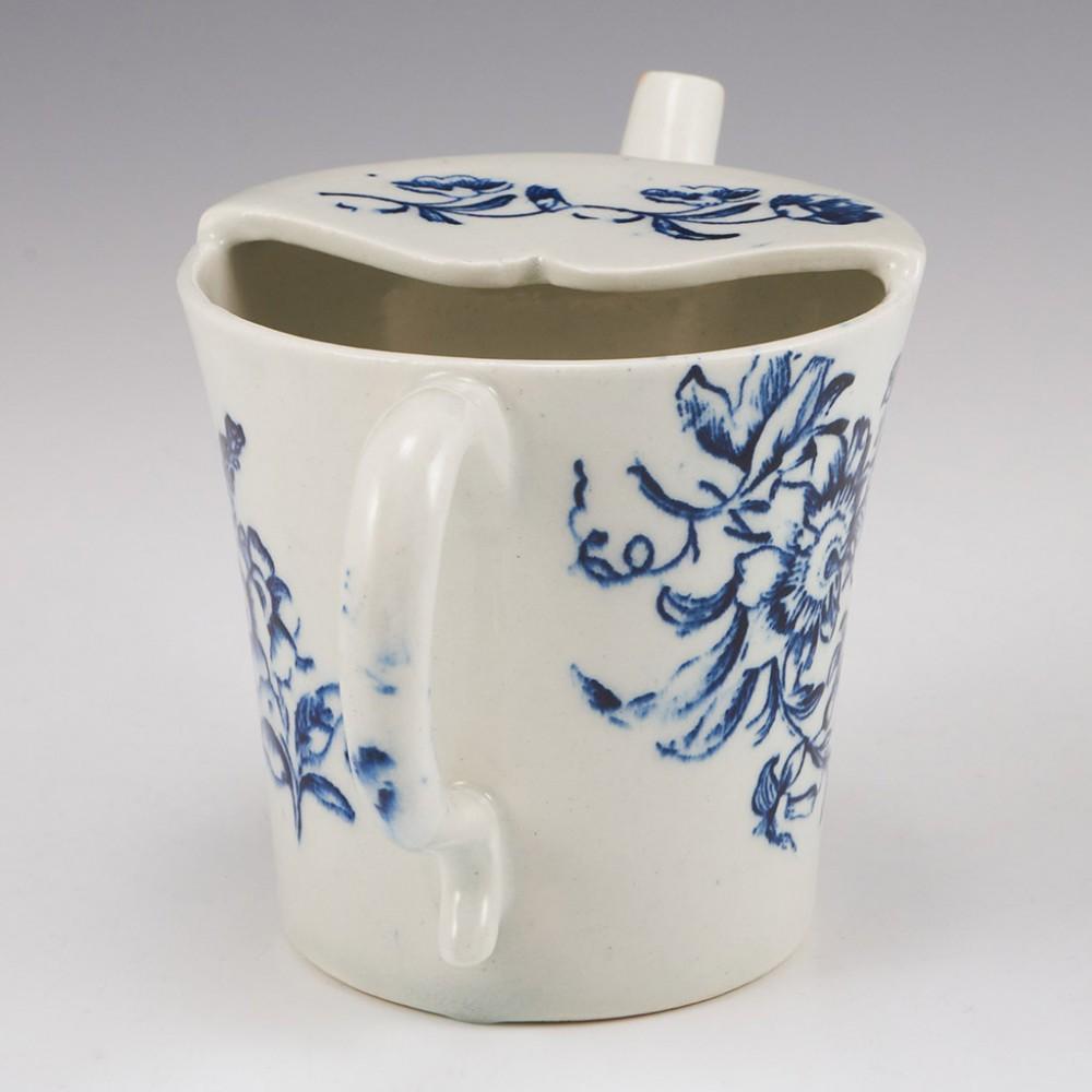 A Lowestoft Porcelain Feeding Cup c1775 In Good Condition For Sale In Tunbridge Wells, GB
