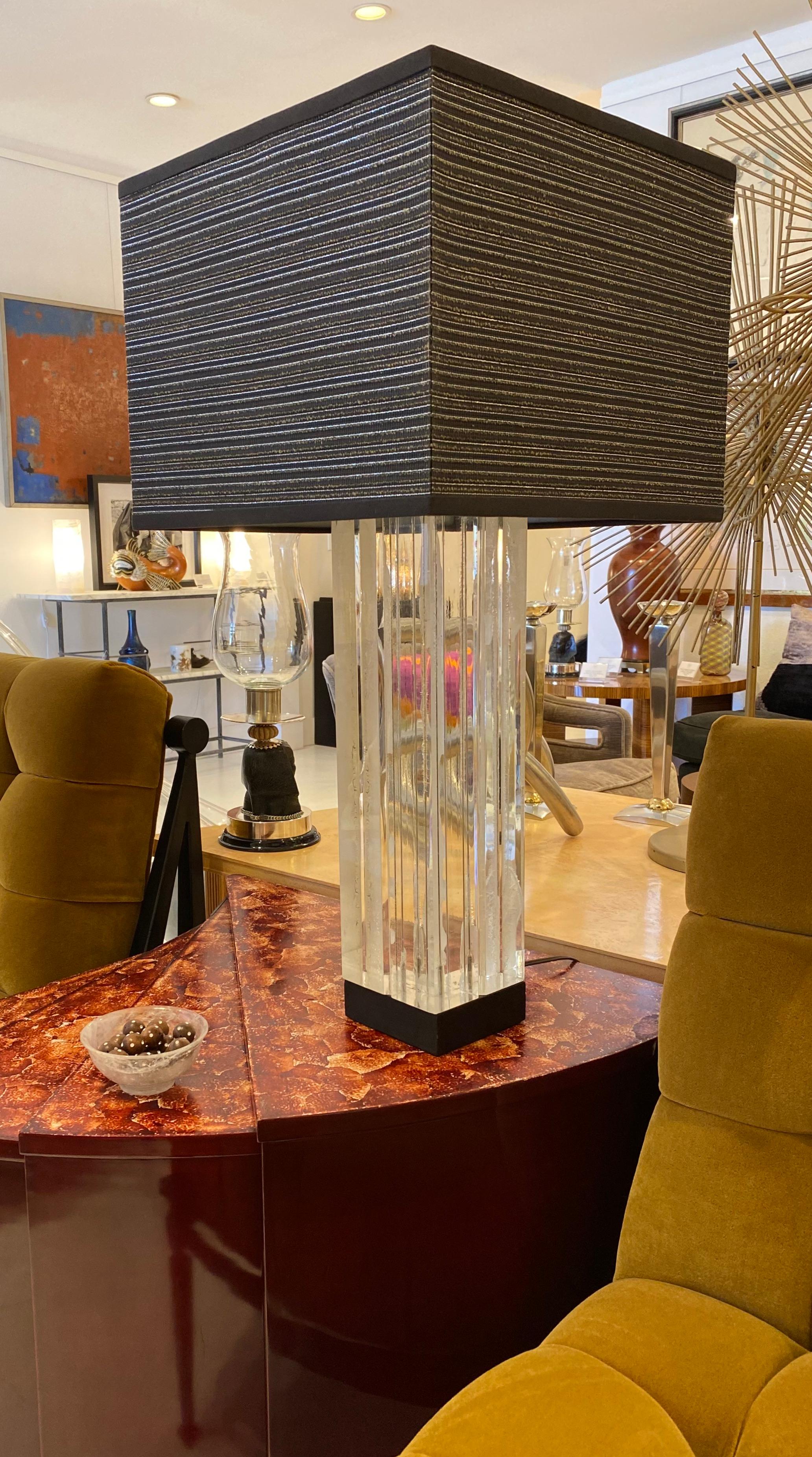 Bois Lampe de table en lucite de Billy Haines en vente