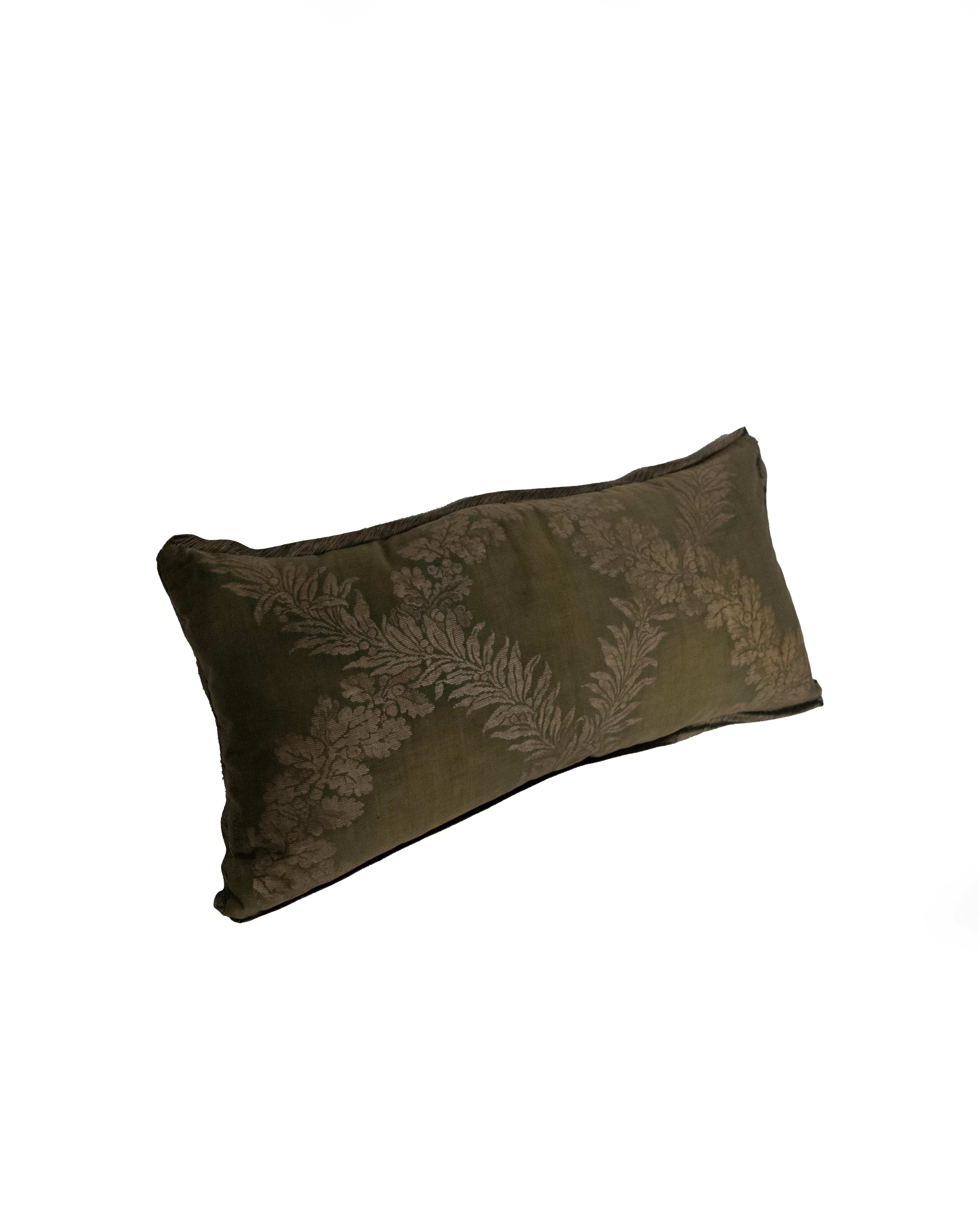A Lumbar Fortuny Fabric Cushion in the Crosini Pattern Neuf - En vente à New York, NY