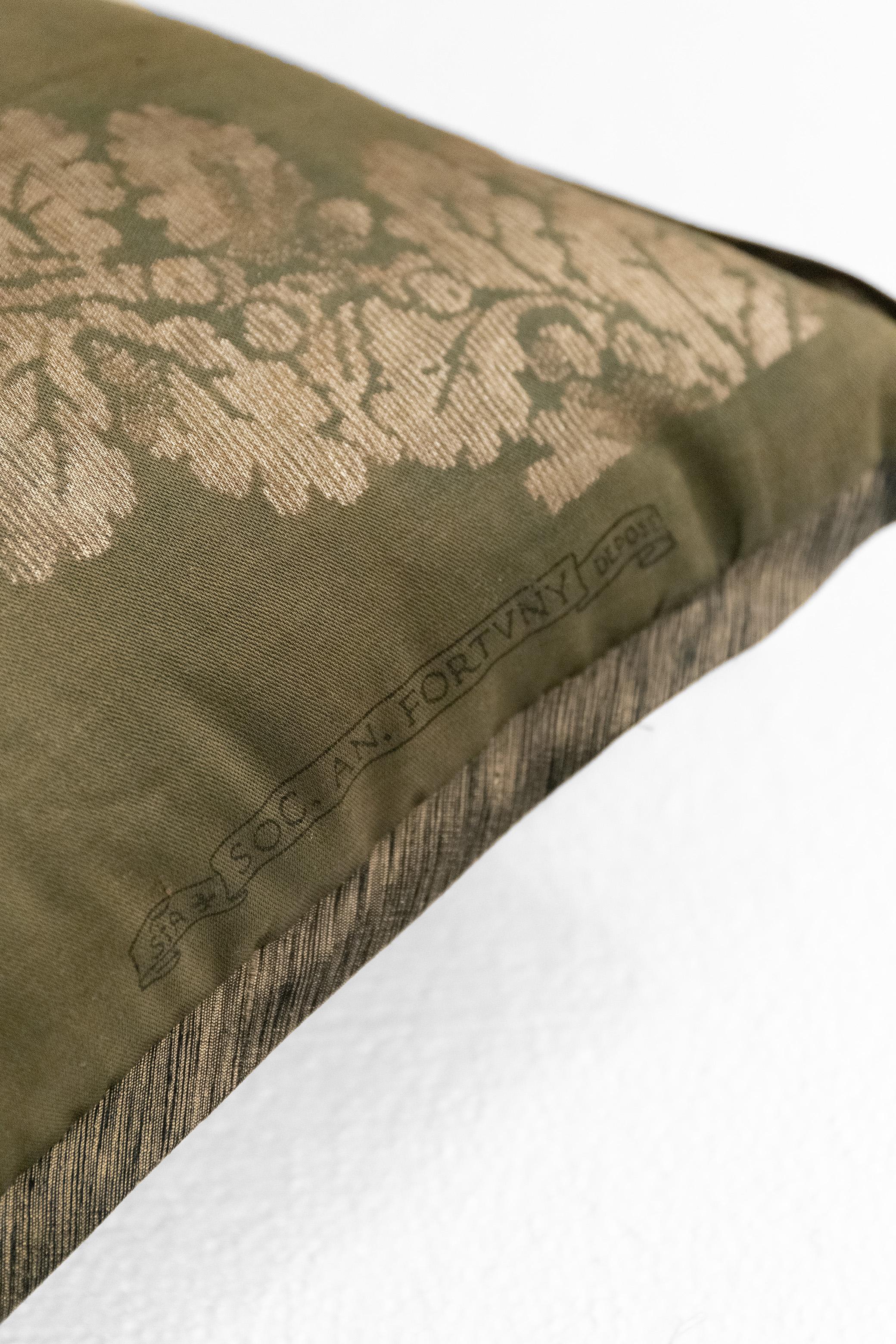 XXIe siècle et contemporain A Lumbar Fortuny Fabric Cushion in the Crosini Pattern en vente