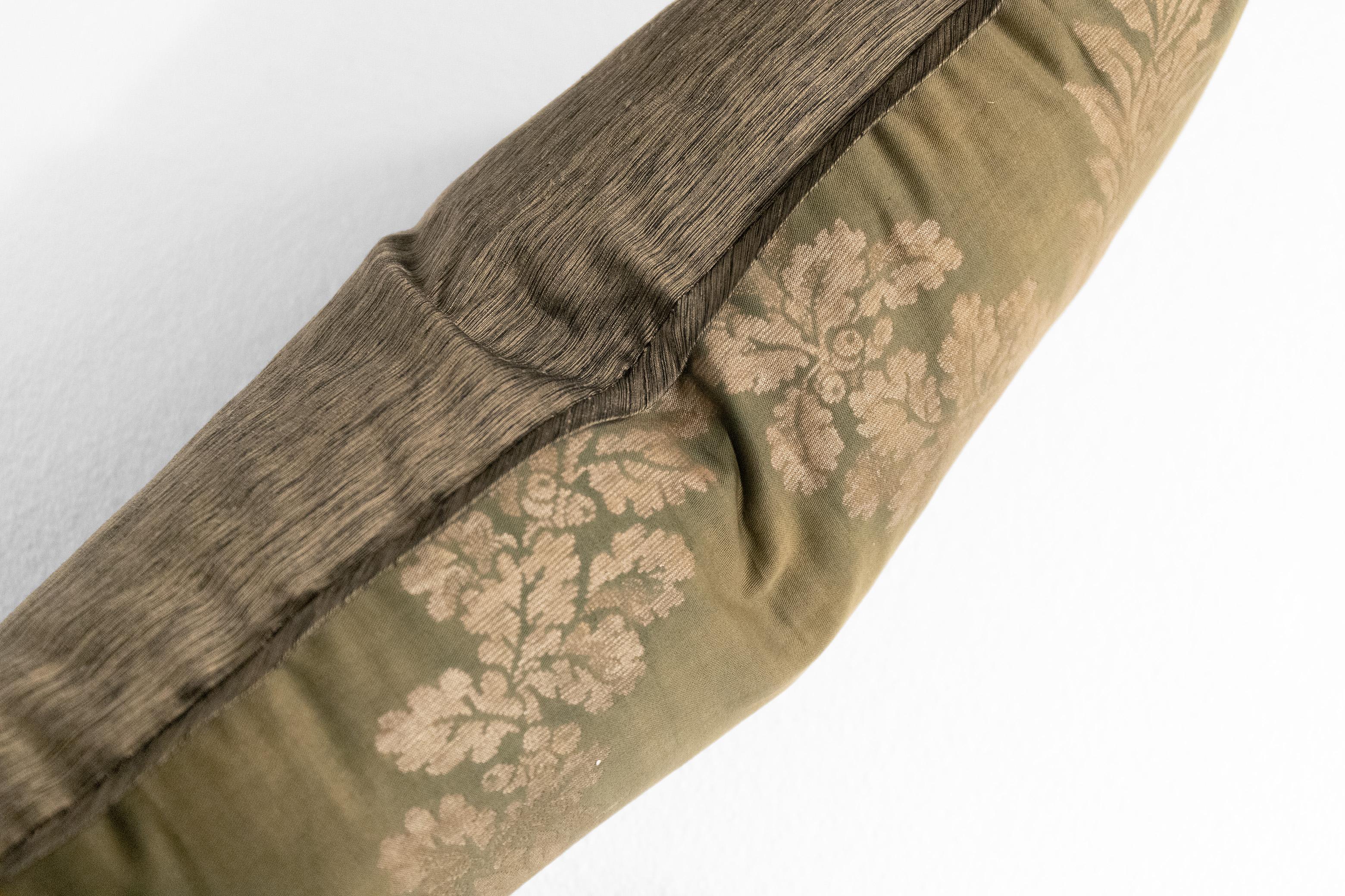 A Lumbar Fortuny Fabric Cushion in the Crosini Pattern en vente 1