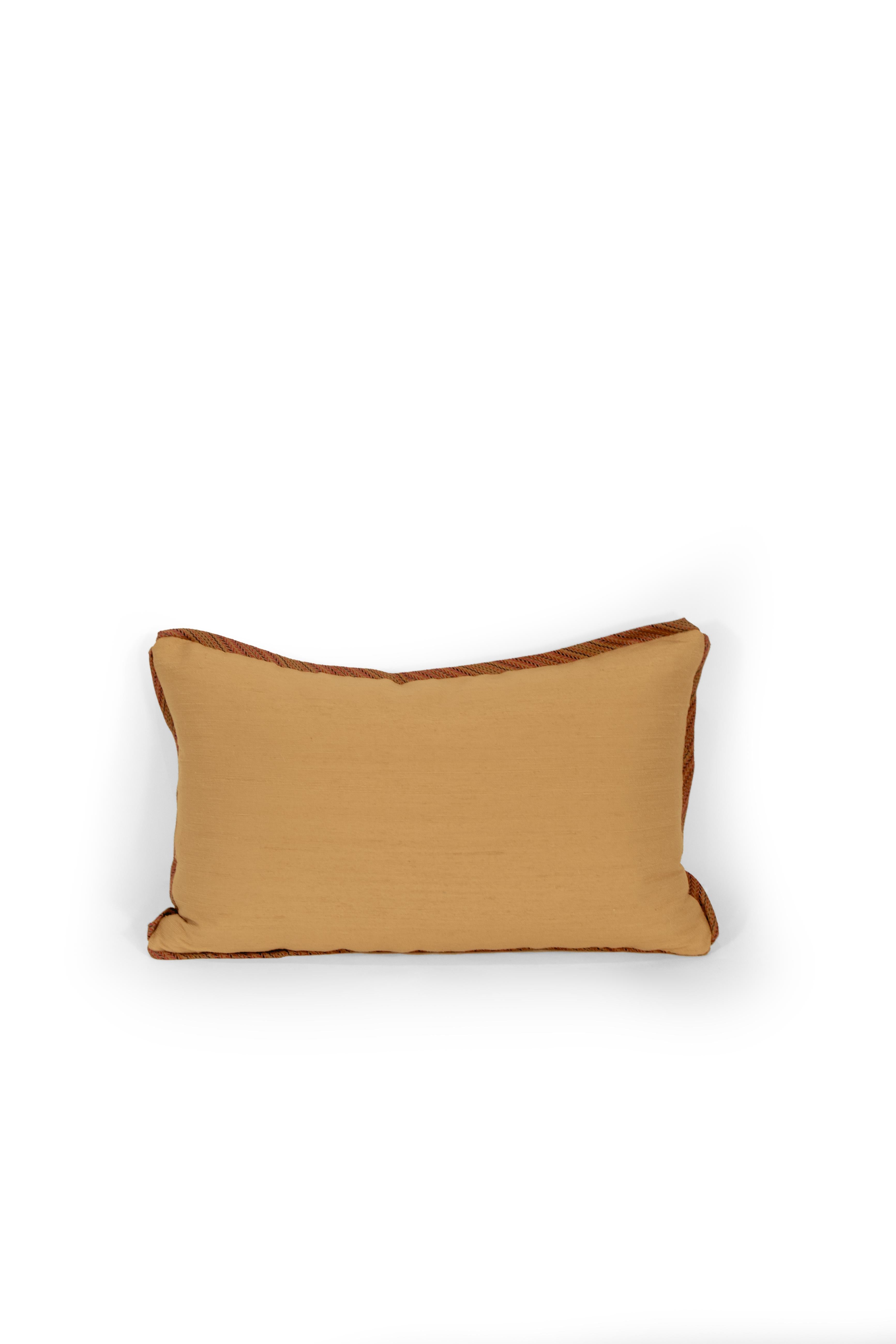 Cuscino lombare in arazzo svedese realizzato con un arazzo in stile fiammingo del XIX secolo, rifinito con bordi in seta sbieca e retro in seta. Riempito con un inserto 50/50 in piuma e piumino per un comfort superiore. 