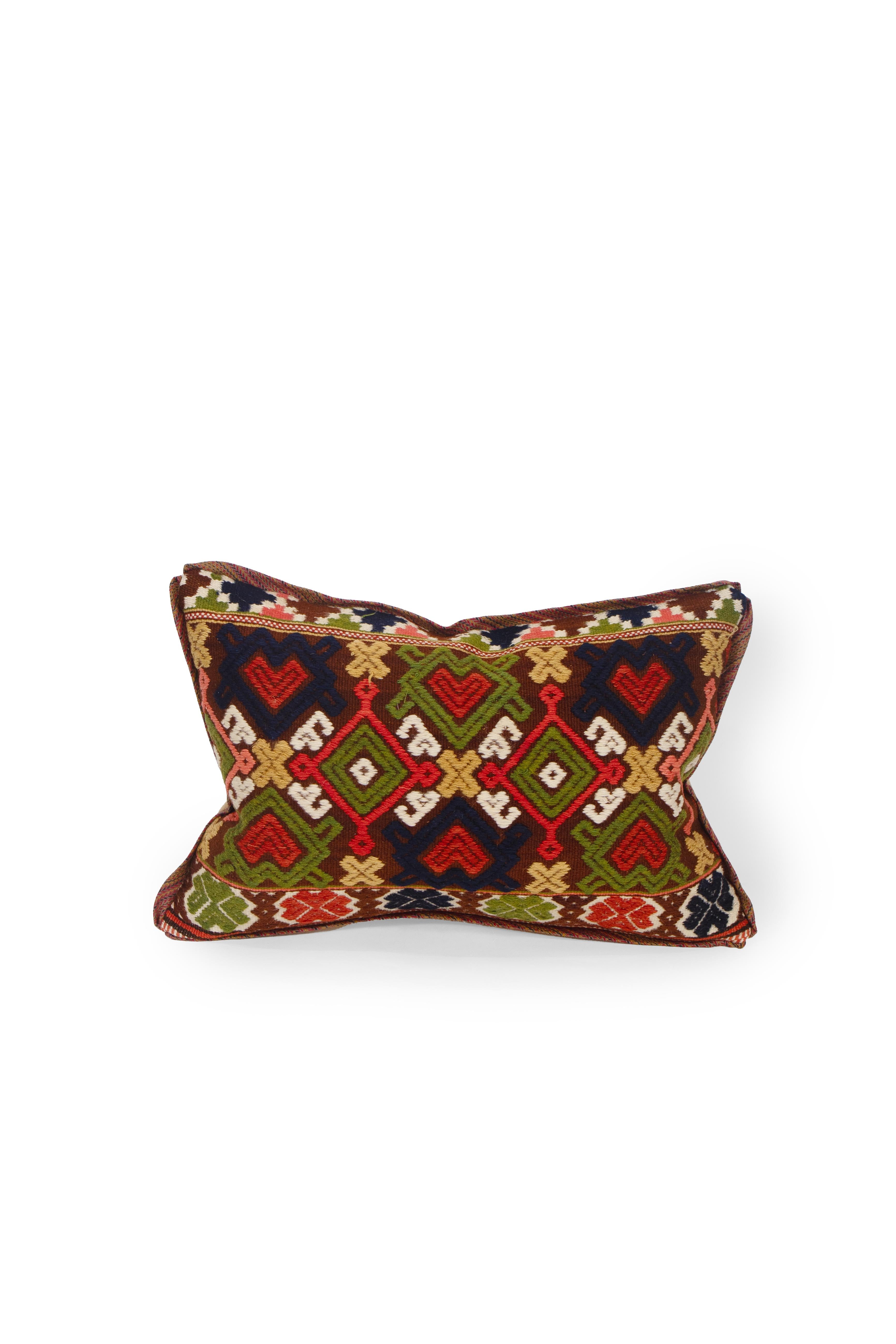 Cuscino lombare in arazzo svedese realizzato con un arazzo in stile fiammingo del XIX secolo, rifinito con bordi in seta sbieca e retro in seta. Riempito con un inserto 50/50 in piuma e piumino per un comfort superiore. 