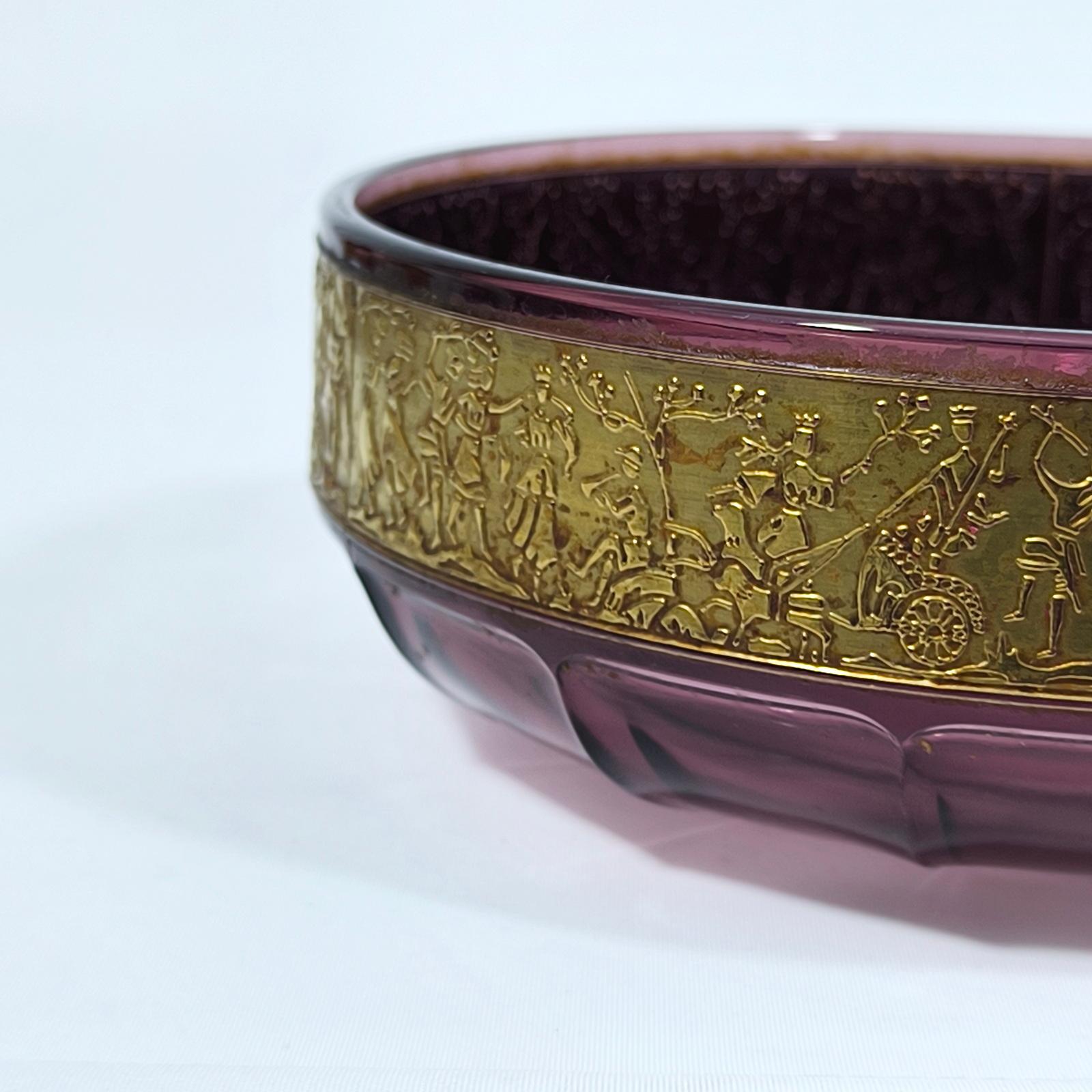 Inizio XX secolo Una lussuosa ciotola in cristallo Art Nouveau con ametista e fascia in oro di Moser in vendita