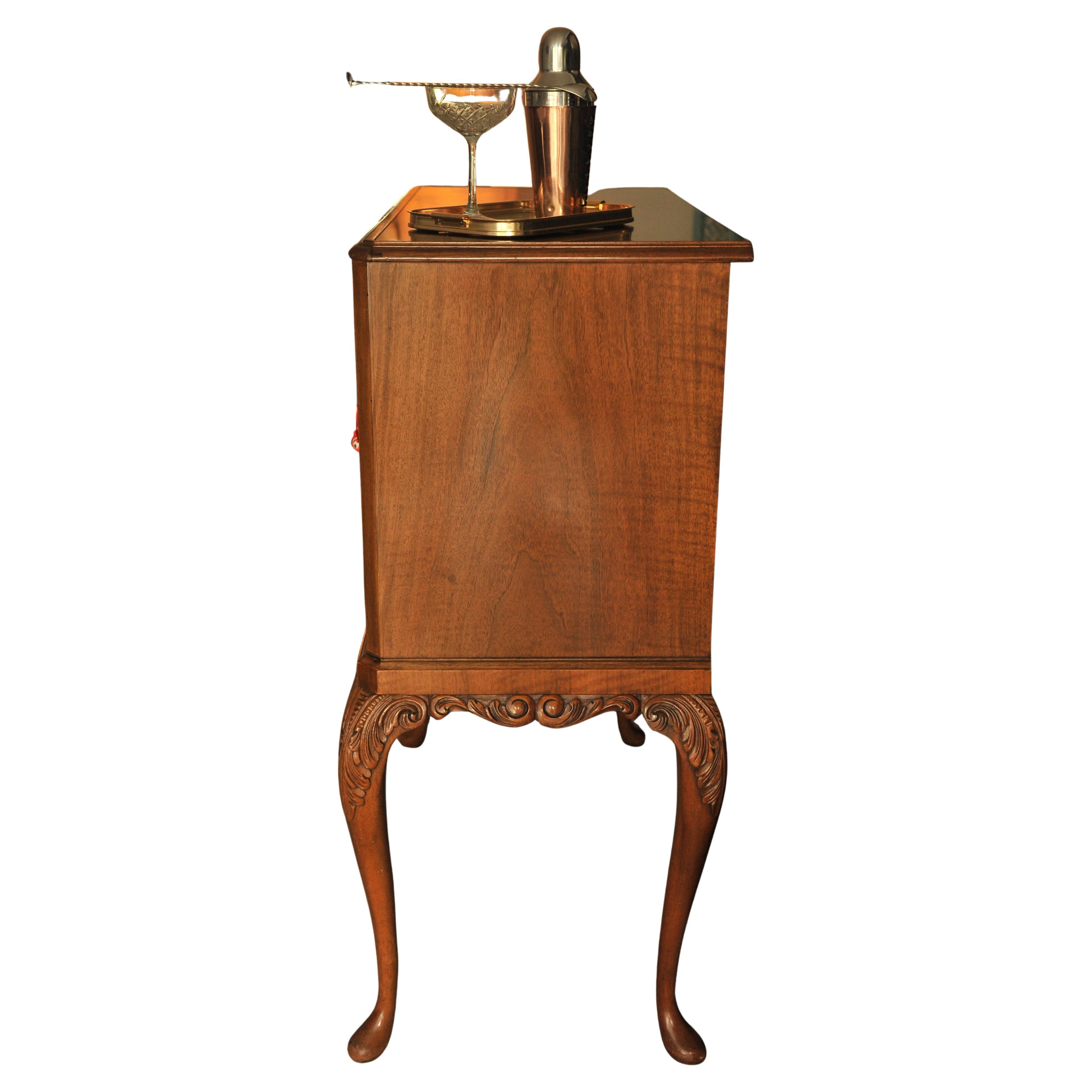 A Luxurious Burr Walnut Cocktail Cabinet With Light & Fitted Mirrored Interior In Good Condition For Sale In Reading, Berkshire