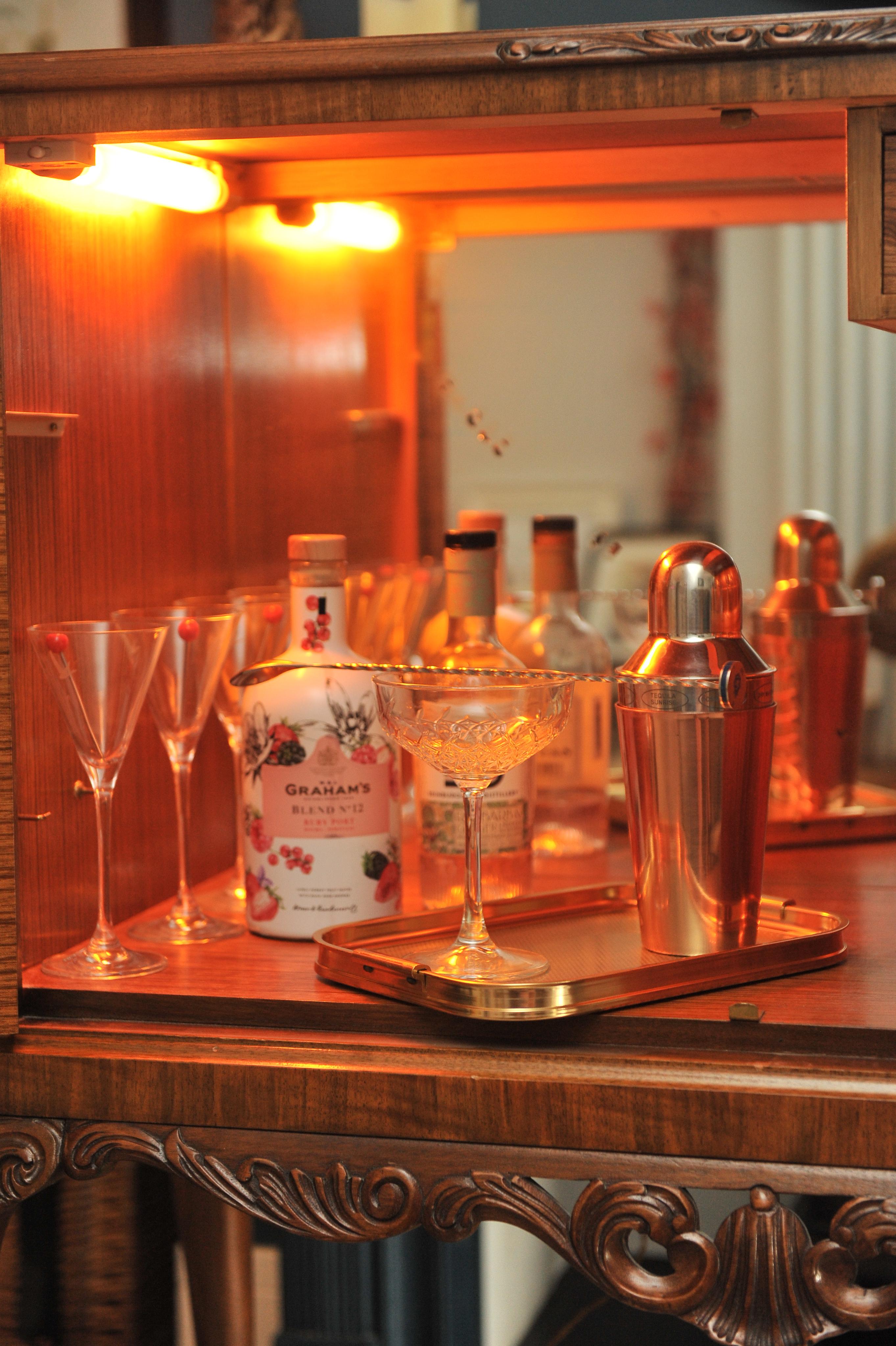 A Luxurious Burr Walnut Cocktail Cabinet With Light & Fitted Mirrored Interior  In Good Condition In High Wycombe, GB