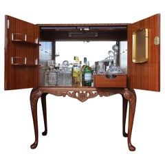 Un lussuoso Dry Bar, un mobile per cocktail con interni illuminati e rivestiti in specchio