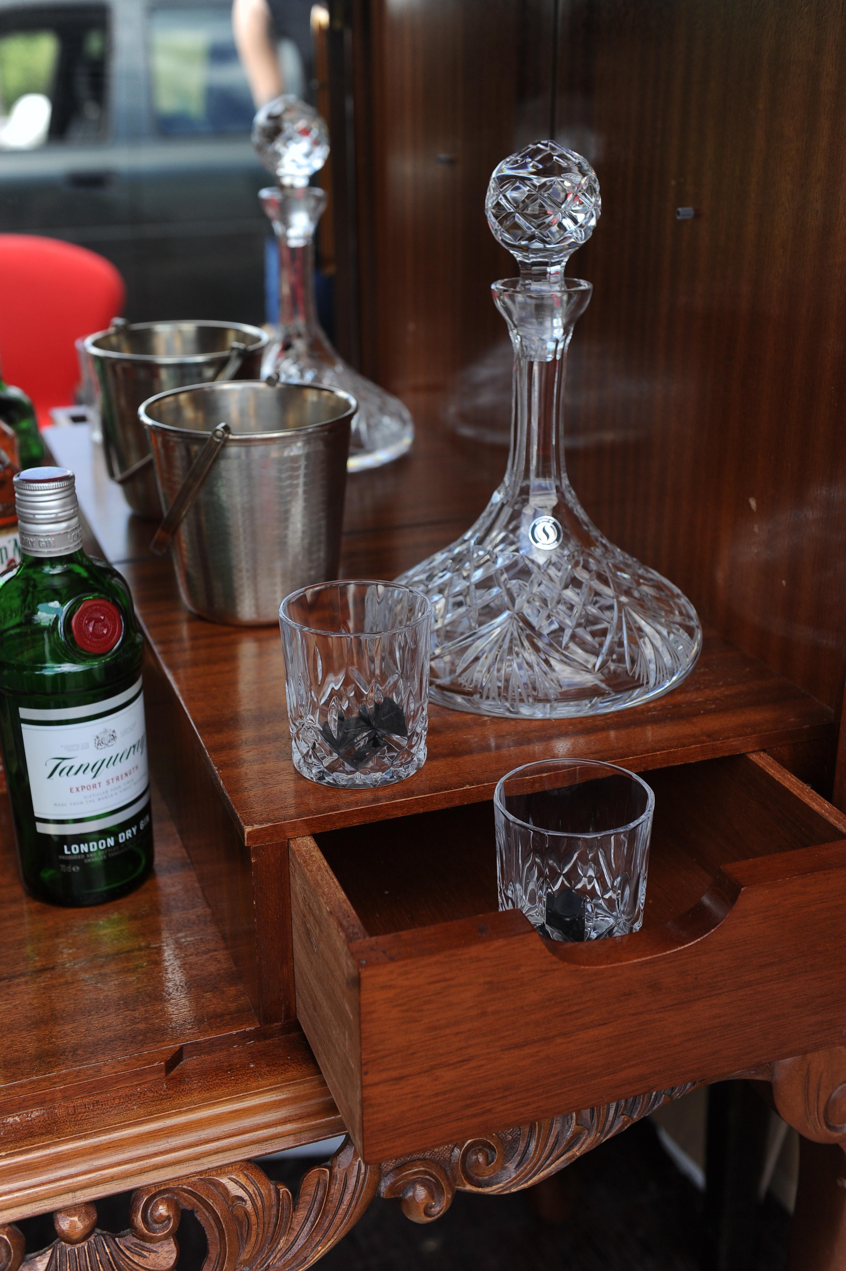 Un Lujoso Bar Seco, Mueble Coctelero con Interior Iluminado y Equipado con Espejos en venta 3