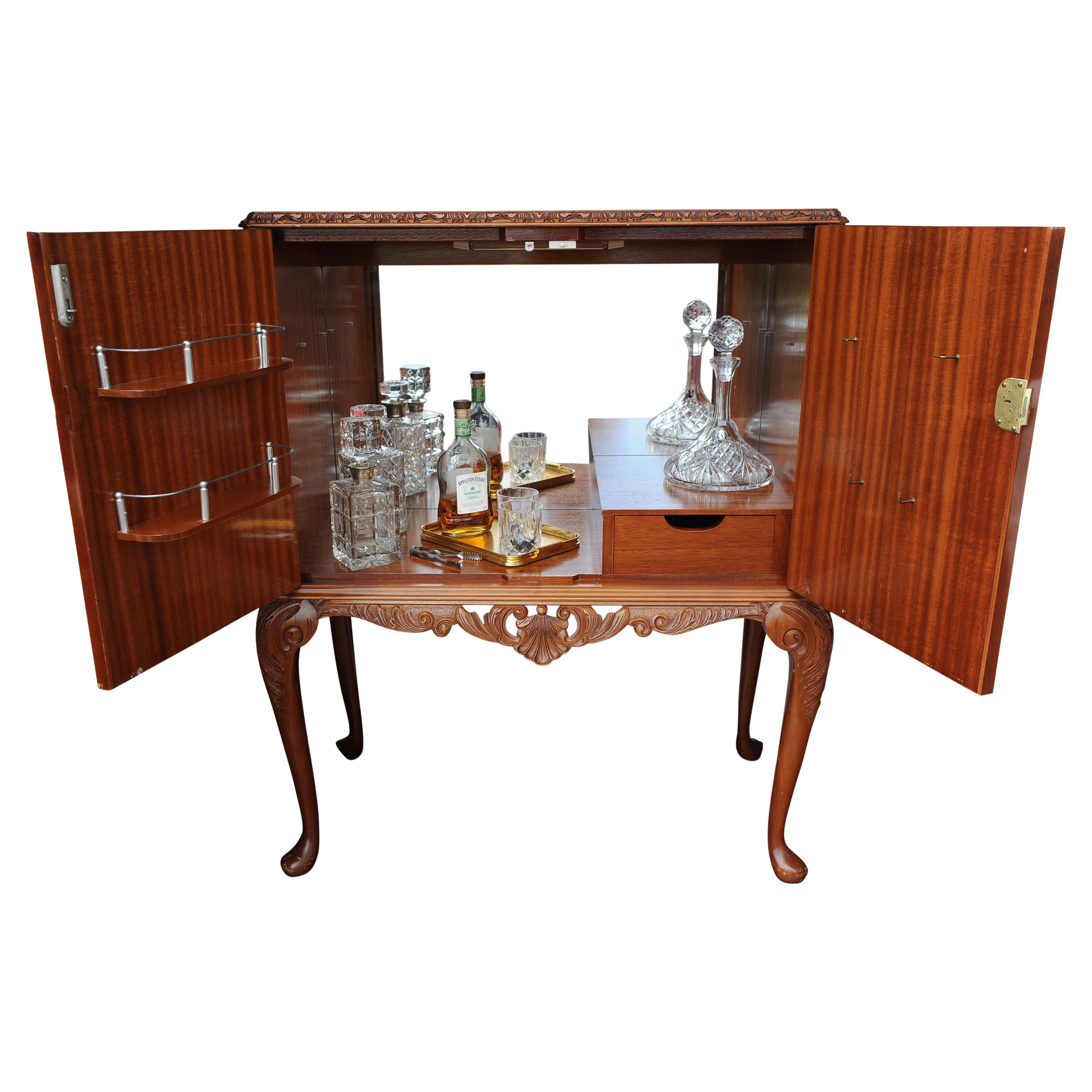 Un Lujoso Bar Seco, Mueble Coctelero Con Luz Encajada, Interior Espejado Y Tapa Acristalada Asegurada. 

El artículo se vende con la bandeja de aluminio y una jarra de cristal tallado.

El armario está equipado con luces magnéticas nuevas.

En el