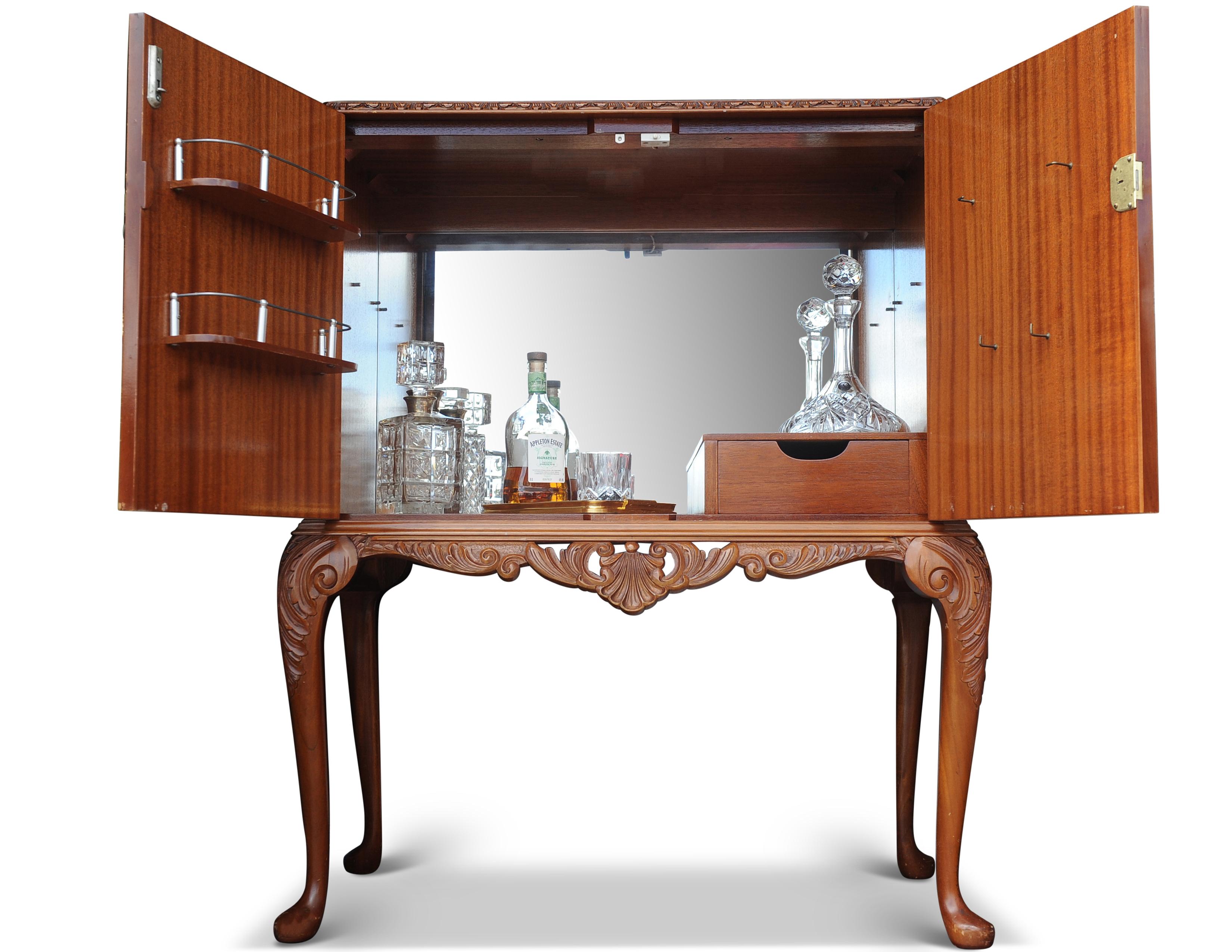 Un Lujoso Bar Seco, Mueble Coctelero con Interior Iluminado y Equipado con Espejos Queen Anne en venta