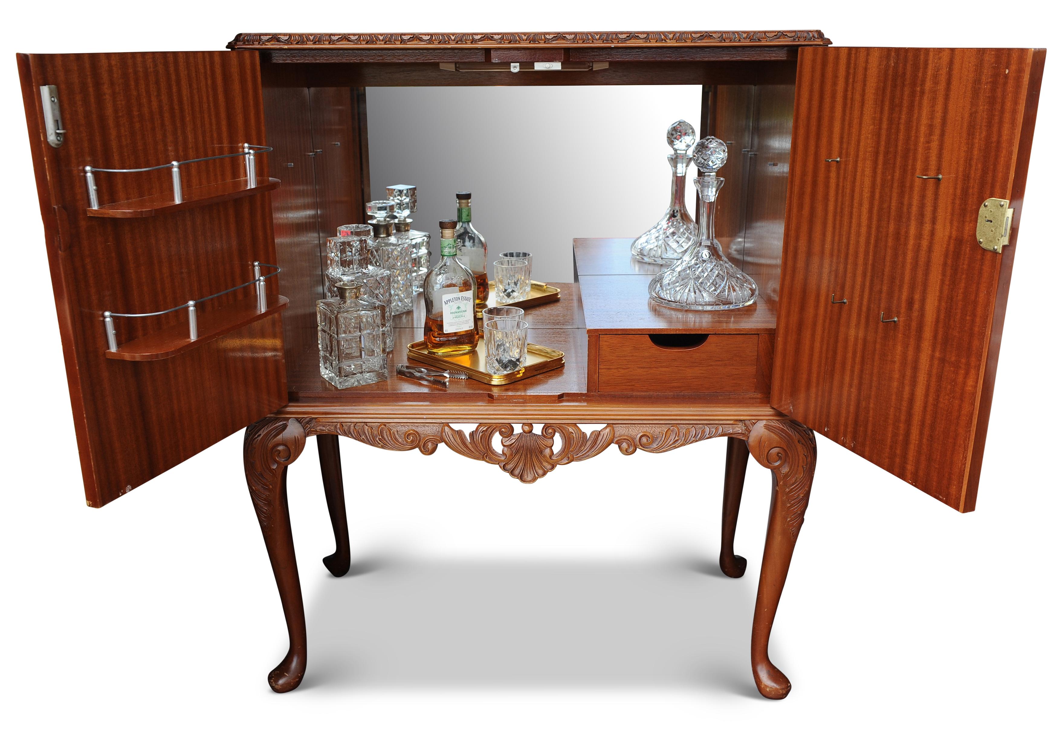Un Lujoso Bar Seco, Mueble Coctelero con Interior Iluminado y Equipado con Espejos siglo XX en venta