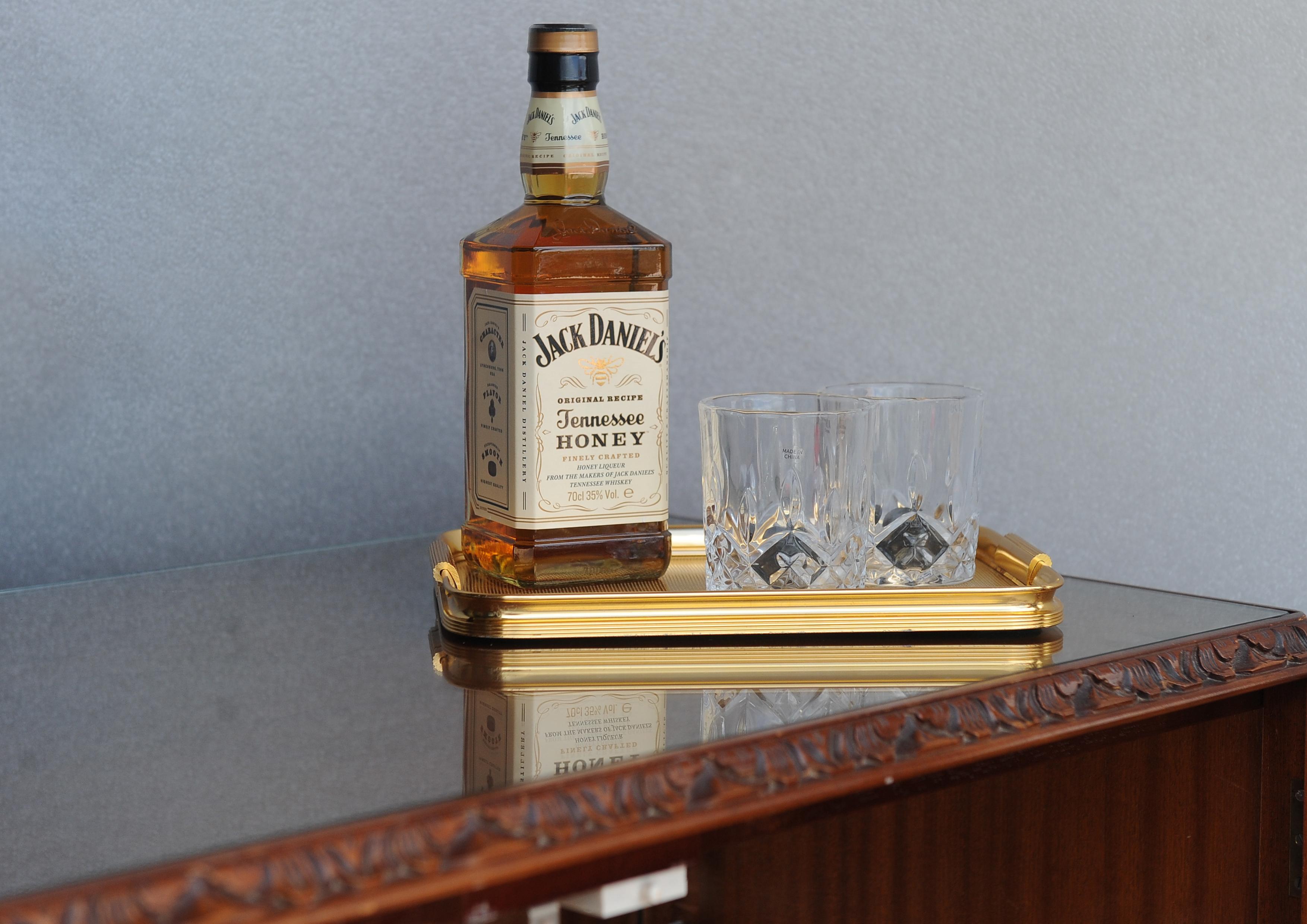 Un Lujoso Bar Seco, Mueble Coctelero con Interior Iluminado y Equipado con Espejos Latón en venta