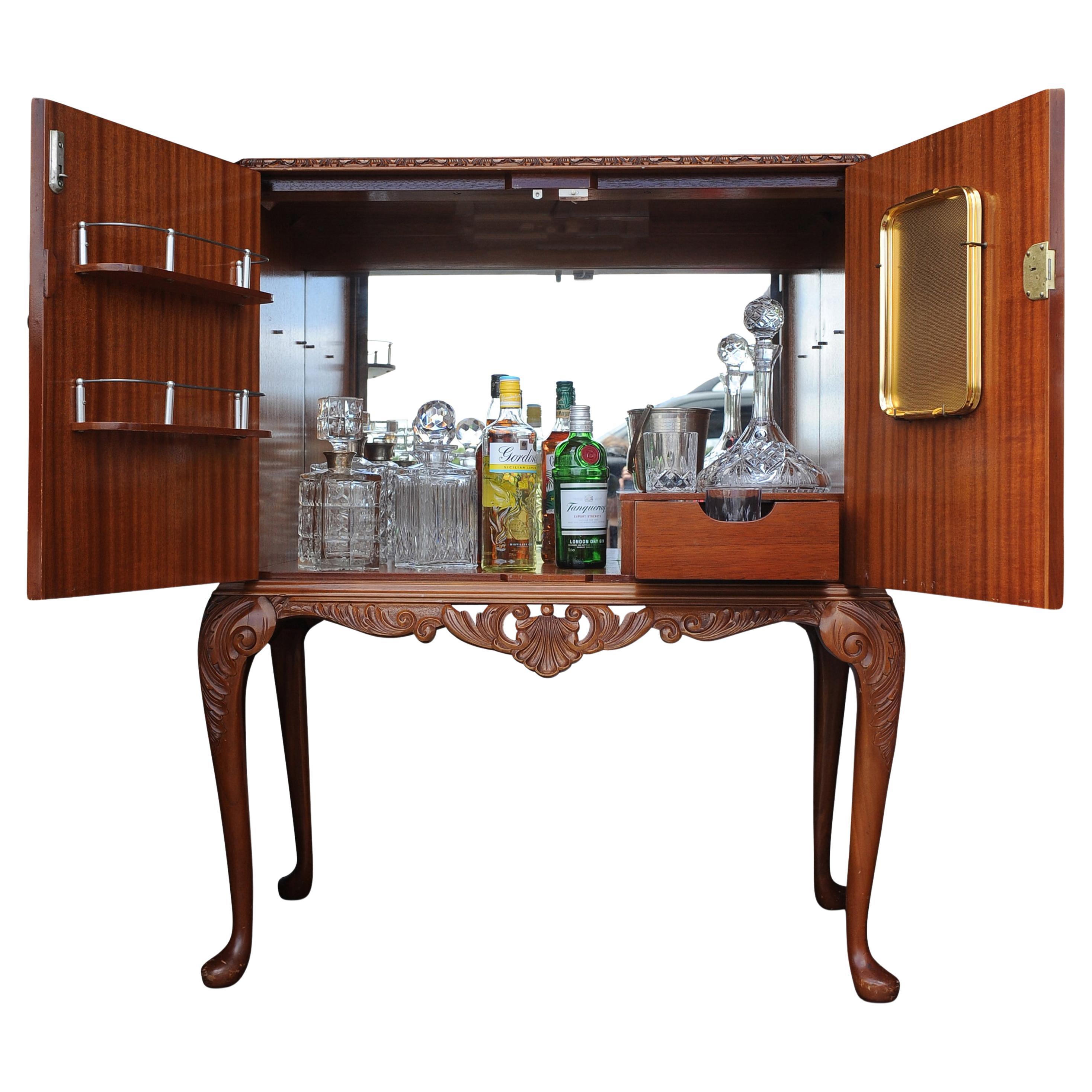 Un Lujoso Bar Seco, Mueble Coctelero con Interior Iluminado y Equipado con Espejos en venta