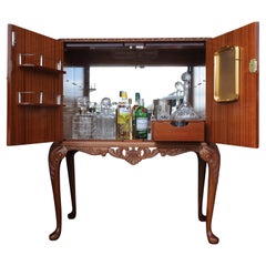 Luxuriöse Bar, Cocktailschrank mit beleuchtetem und verspiegeltem Innenraum