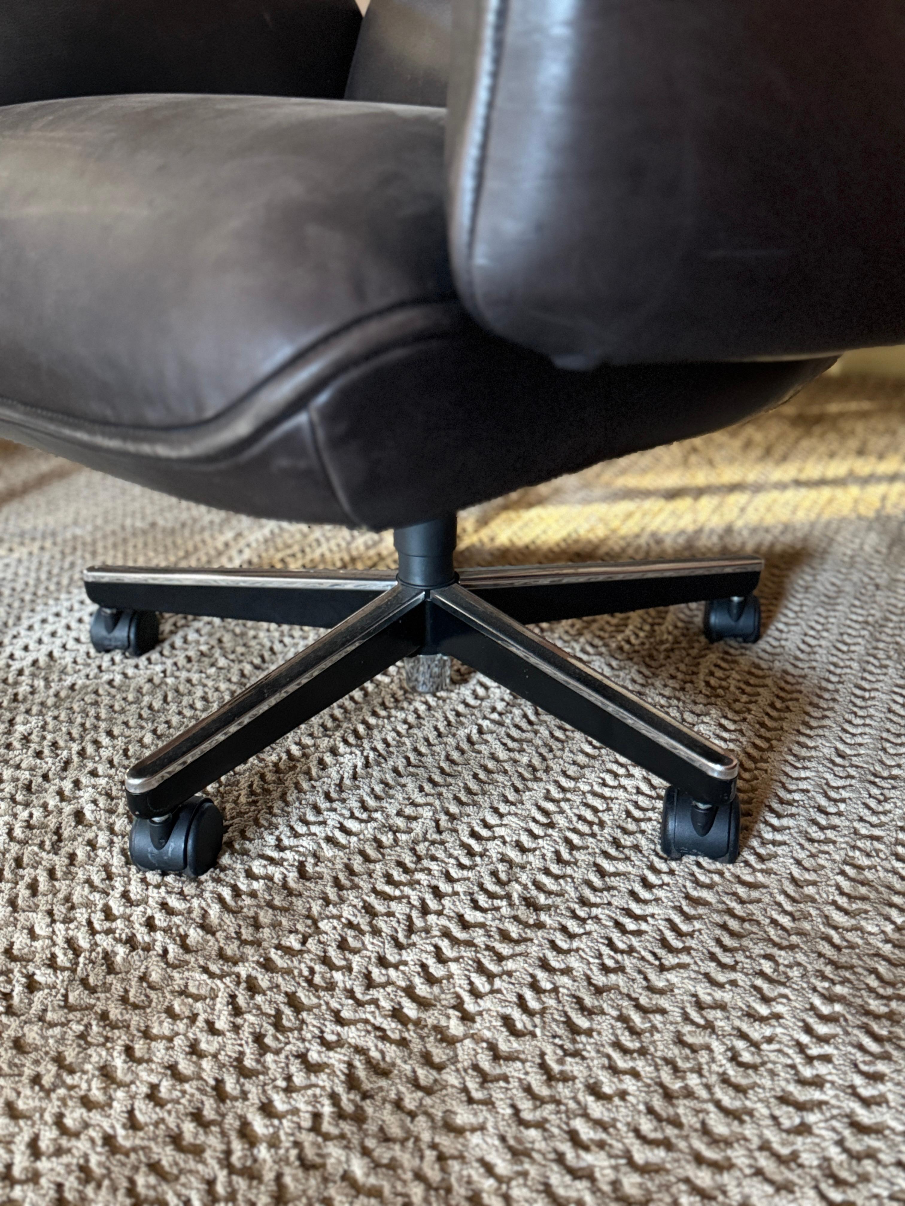 Ein luxuriöser Schreibtischstuhl aus braunem Leder von Otto Zapf für Knoll im Angebot 9