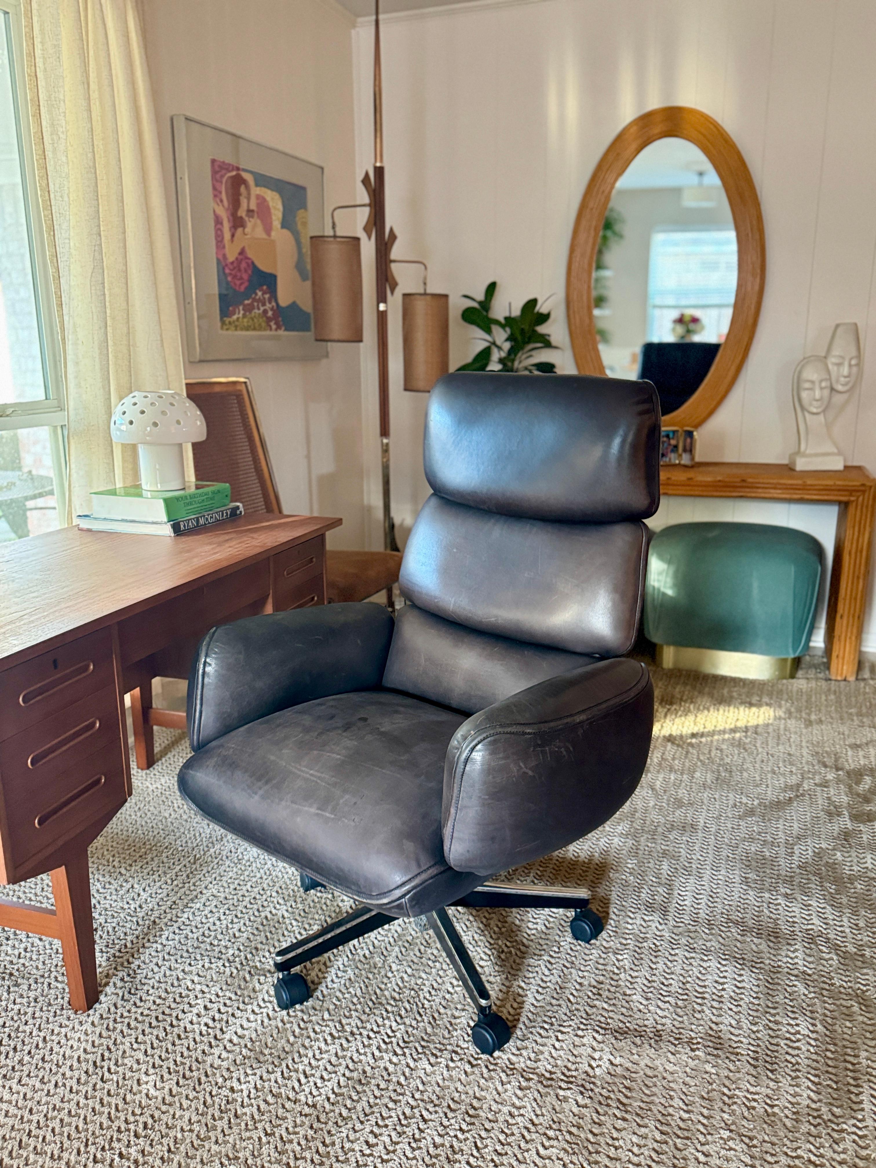 Ein luxuriöser Schreibtischstuhl aus braunem Leder von Otto Zapf für Knoll, ca. 1970er Jahre. Dieses Meisterwerk mit hoher Rückenlehne verbindet ergonomischen Komfort mit zeitloser Raffinesse und ist damit das perfekte Accessoire für jedes Heimbüro