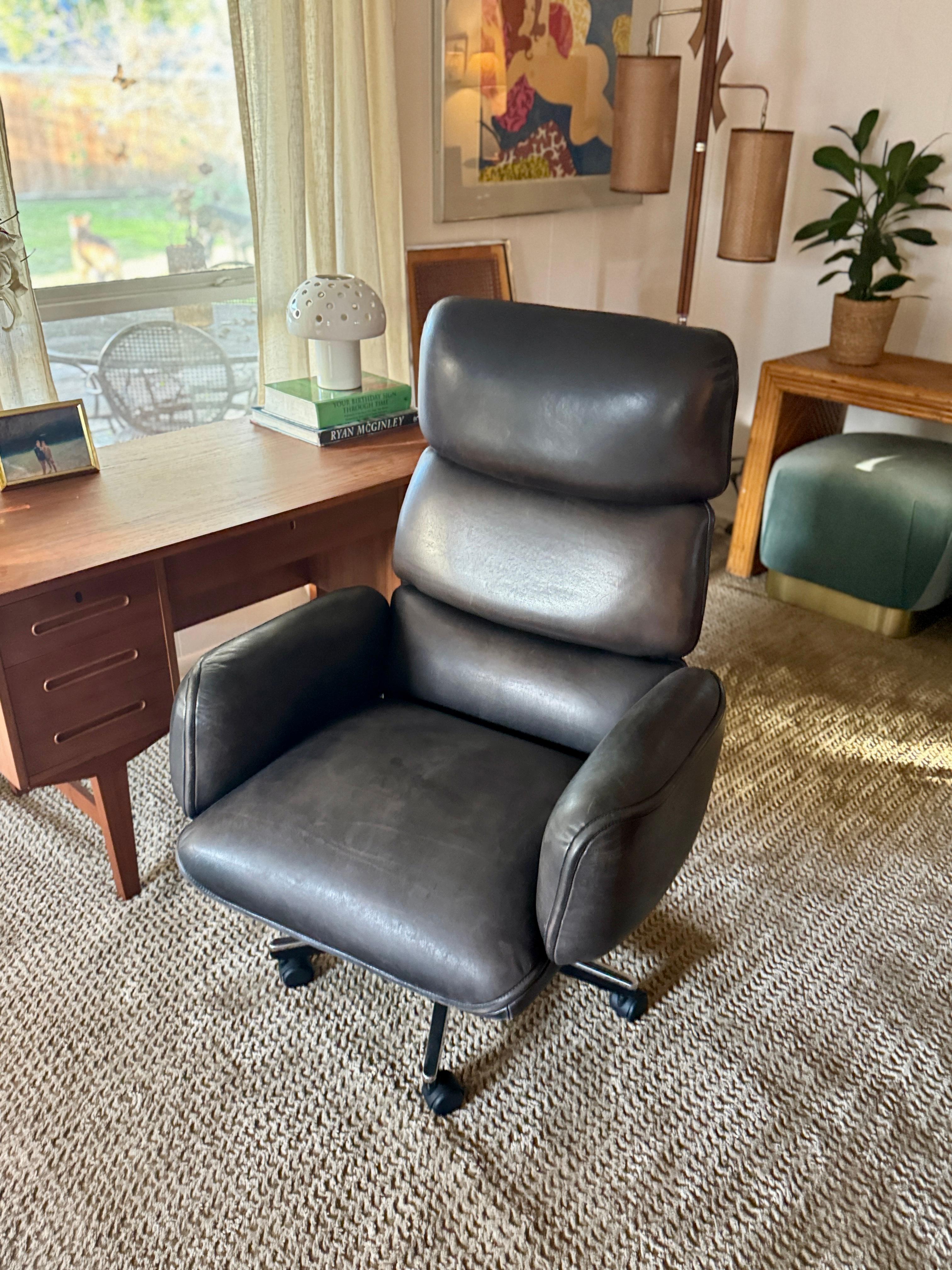 Ein luxuriöser Schreibtischstuhl aus braunem Leder von Otto Zapf für Knoll (Moderne der Mitte des Jahrhunderts) im Angebot