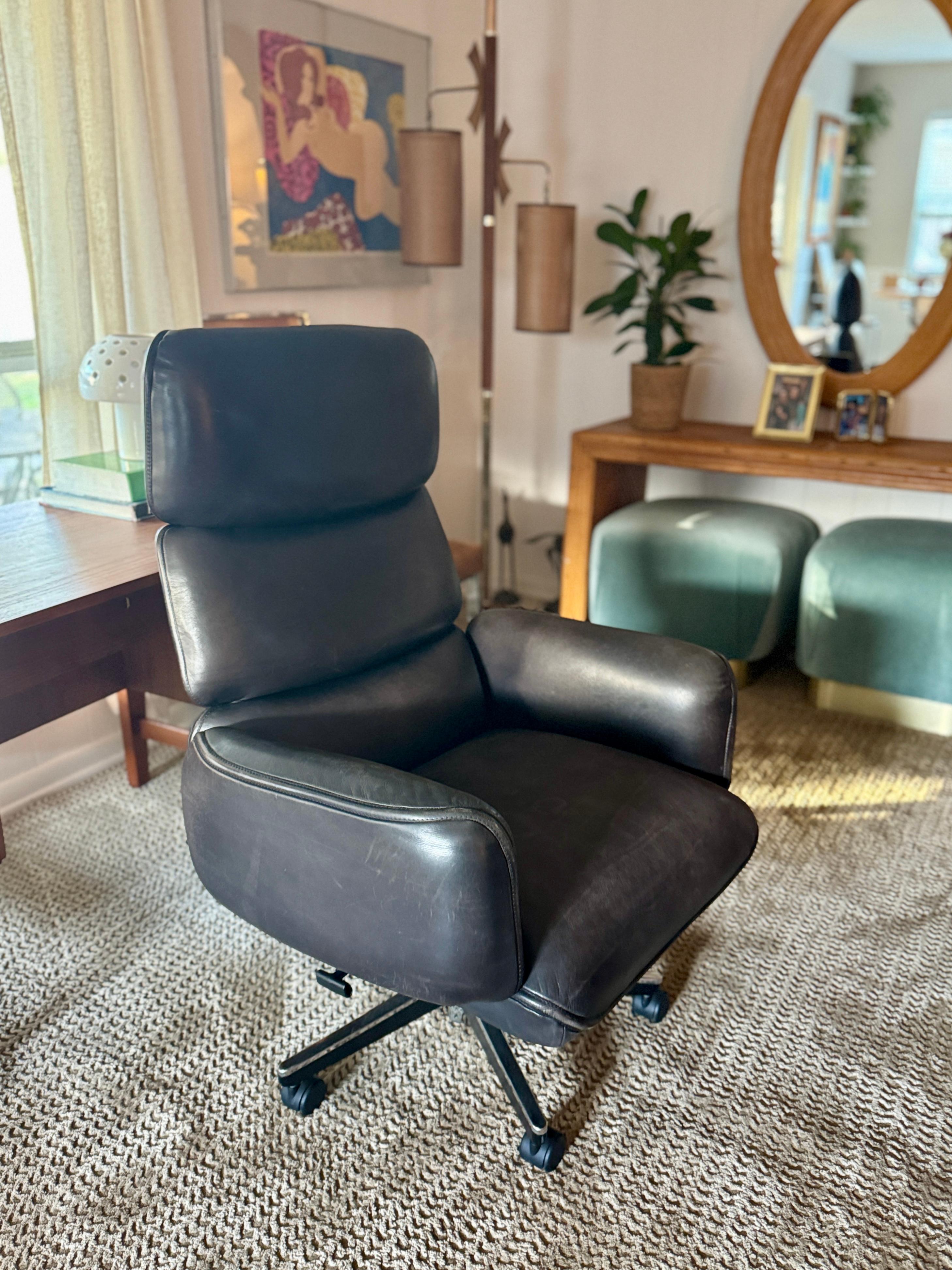 Ein luxuriöser Schreibtischstuhl aus braunem Leder von Otto Zapf für Knoll im Zustand „Gut“ im Angebot in Houston, TX