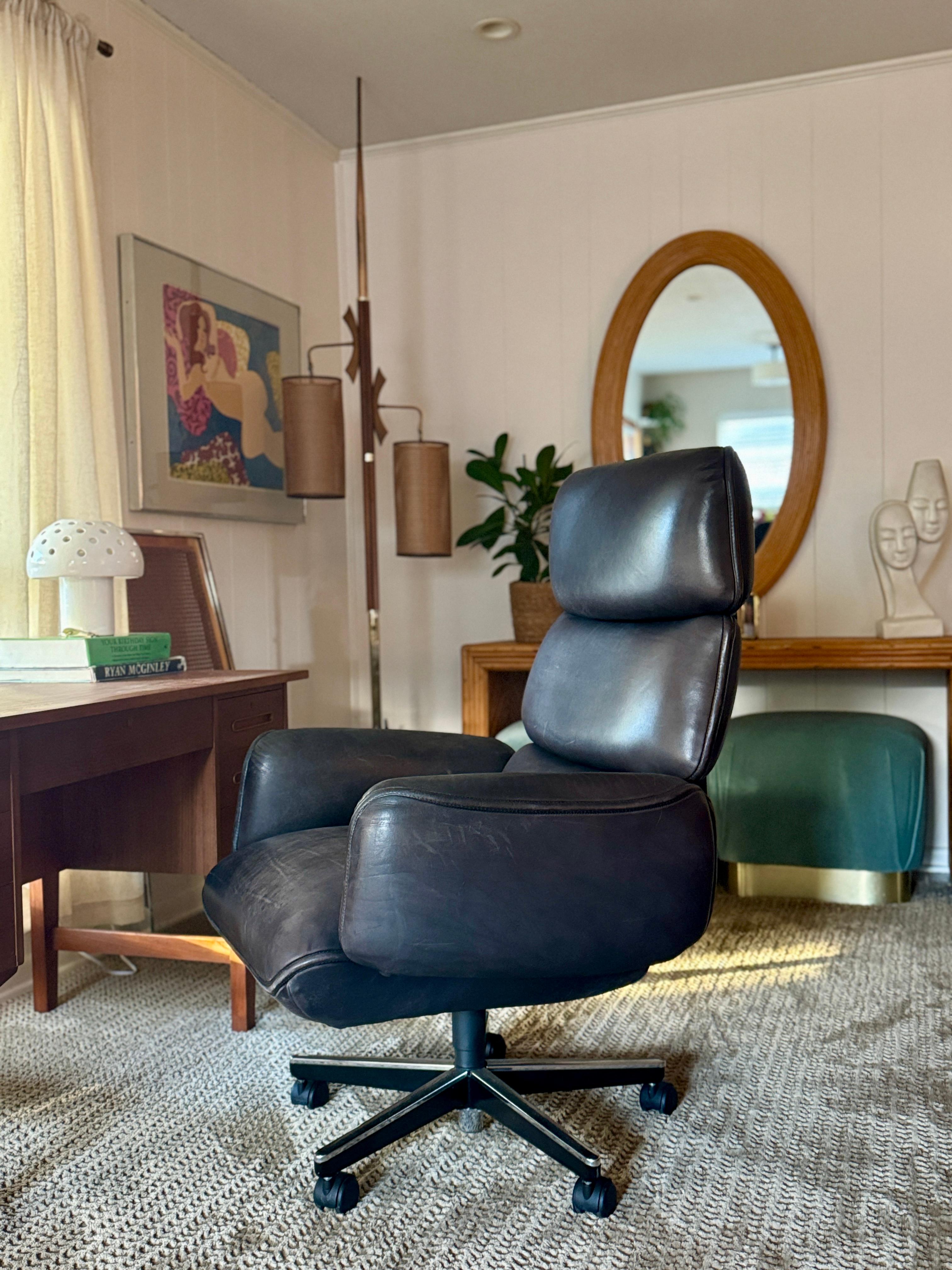 Ein luxuriöser Schreibtischstuhl aus braunem Leder von Otto Zapf für Knoll im Angebot 2