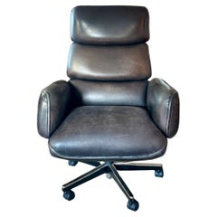 Un luxueux fauteuil de bureau de direction en cuir brun, créé par Otto Zapf pour Knoll.