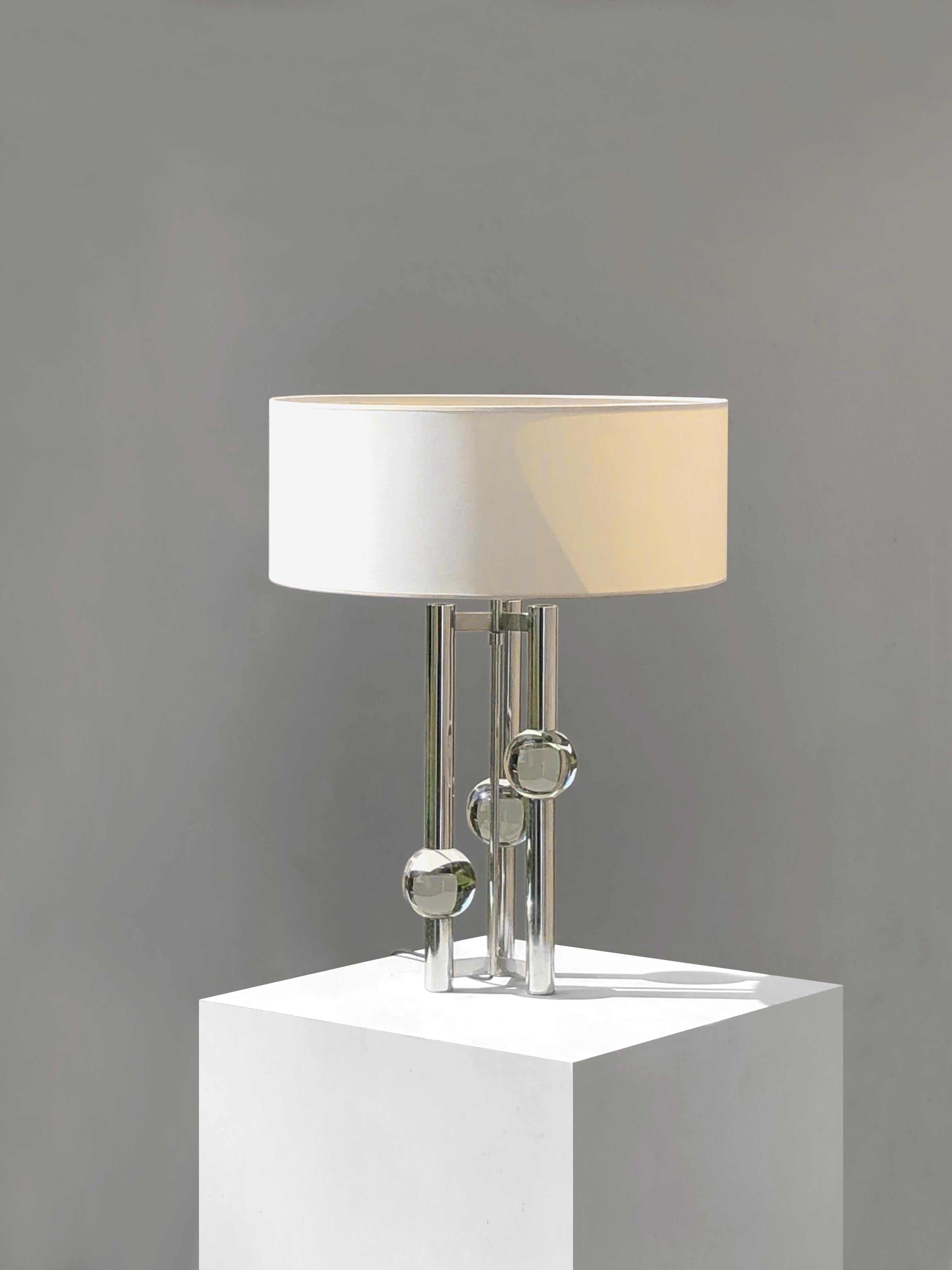 A spectacular, architectural, large and luxurious table lamp (or even floor lamp), tripod, Post-Modernist, Space-Age, Seventies, Shabby-Chic, rigorous 